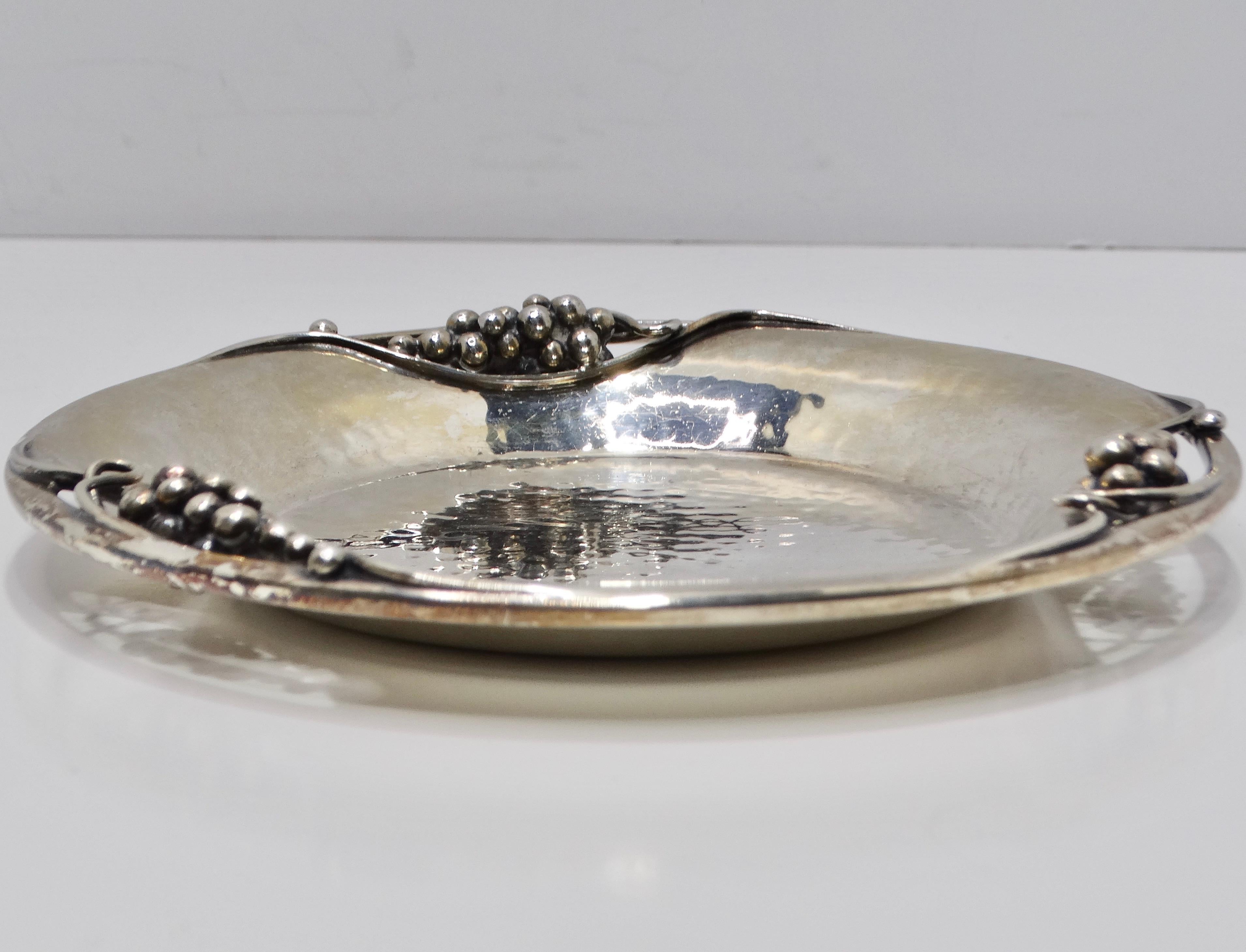Antiker Teller mit Traubenmotiv aus reinem Silber im Angebot 1
