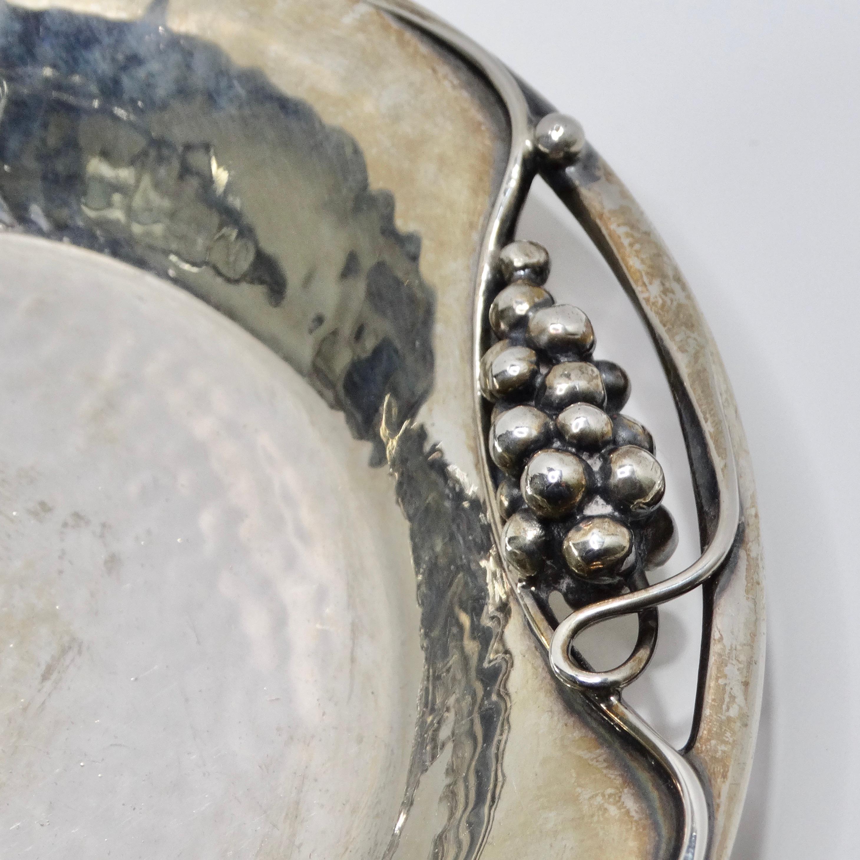 Antiker Teller mit Traubenmotiv aus reinem Silber im Angebot 2