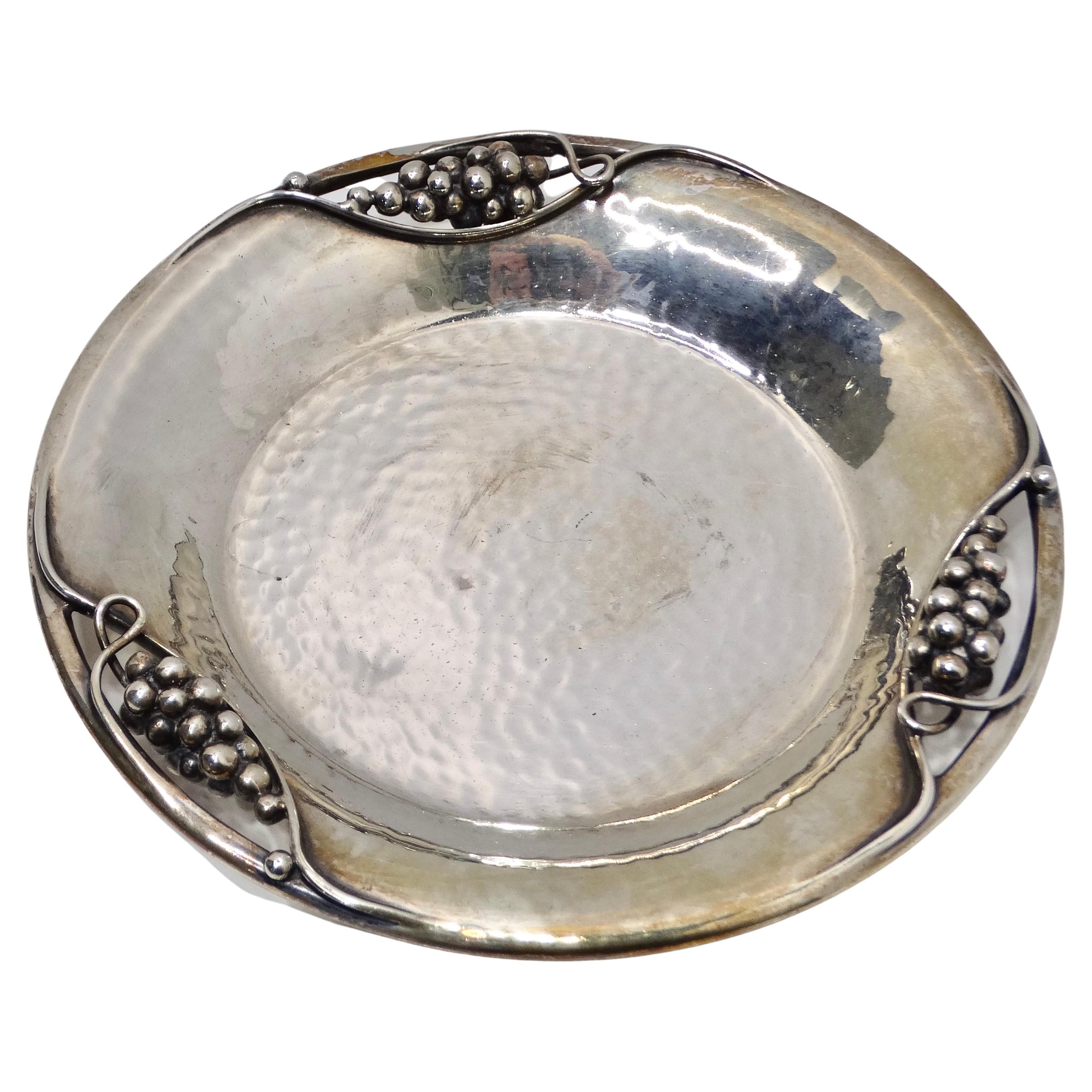 Antiker Teller mit Traubenmotiv aus reinem Silber im Angebot