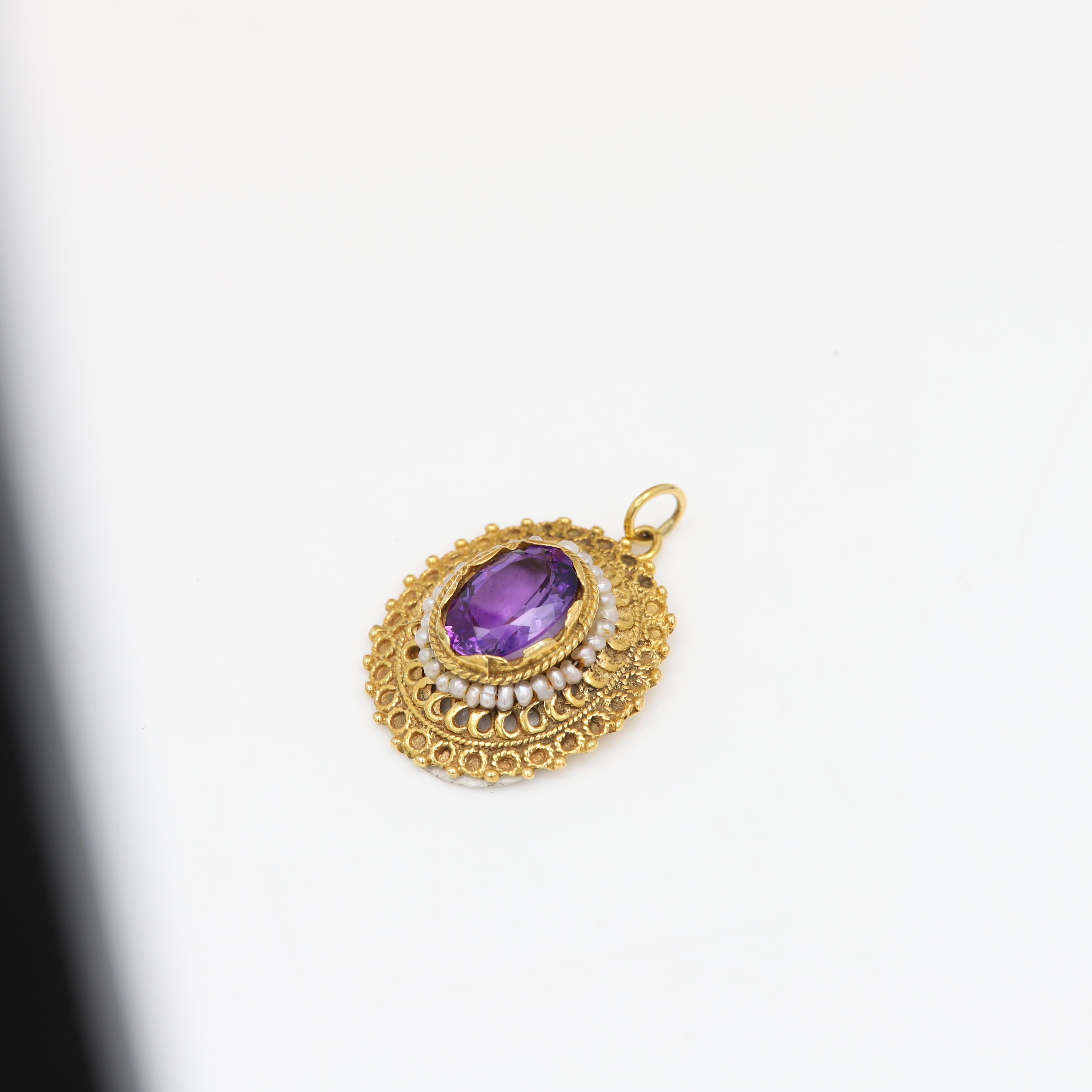 Antique Purple Amethyst Gemstone Pendant 14 Karat Yellow Gold Oval Amethyst  In Good Condition For Sale In Brooklyn, NY