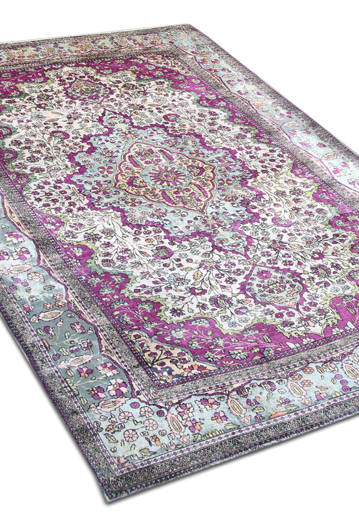 Ce magnifique et rare tapis en soie est un excellent exemple des tapis en soie tissés dans les années 1880. Le design présente un médaillon traditionnel avec des motifs floraux. Nous mettons en avant des accents ivoires, bleus et violets.