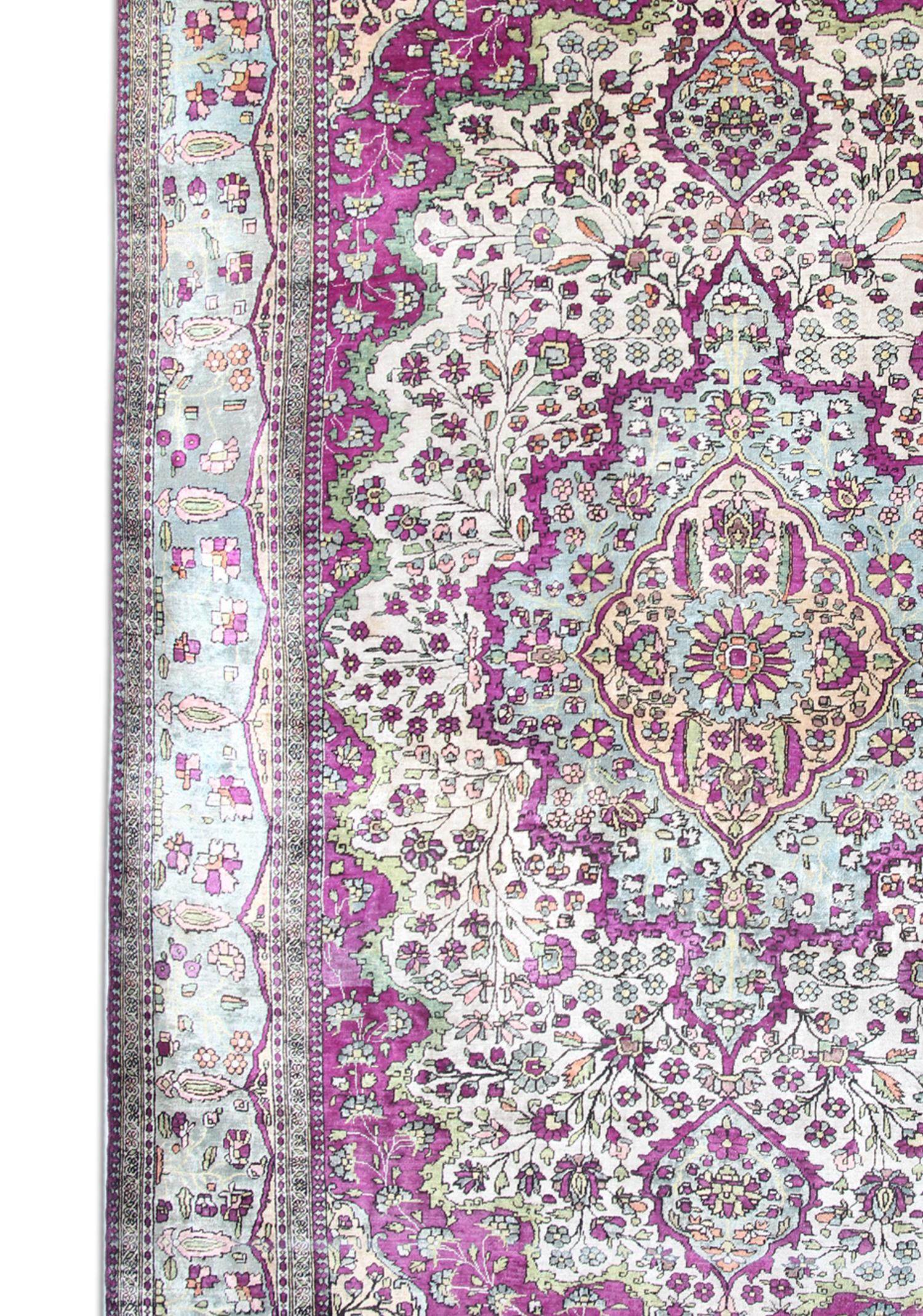 Teinture végétale Tapis de salon Mohtasham ancien en soie violette et crème tissé à la main en vente