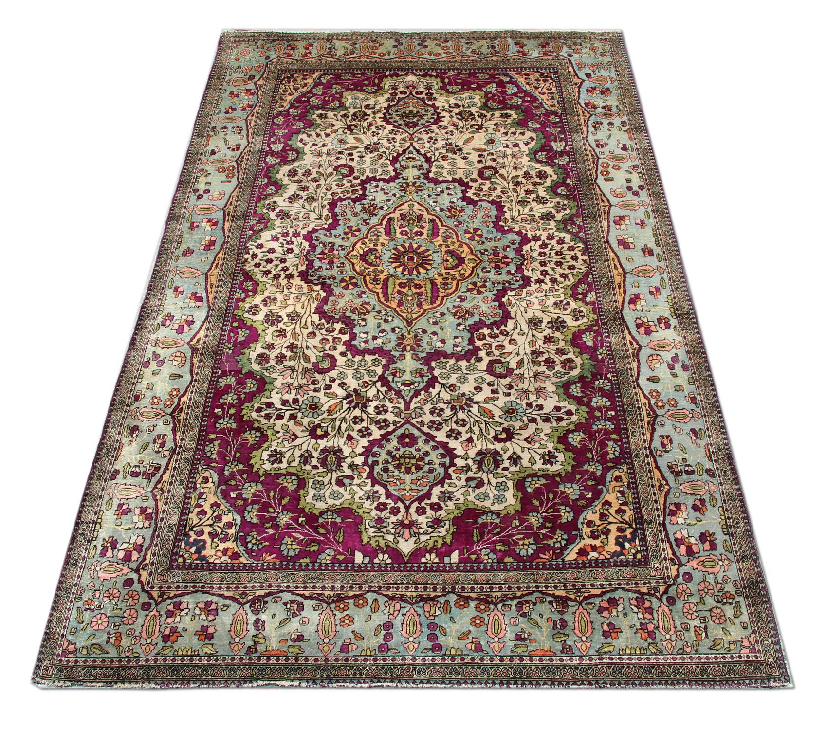 Tapis de salon Mohtasham ancien en soie violette et crème tissé à la main Excellent état - En vente à Hampshire, GB