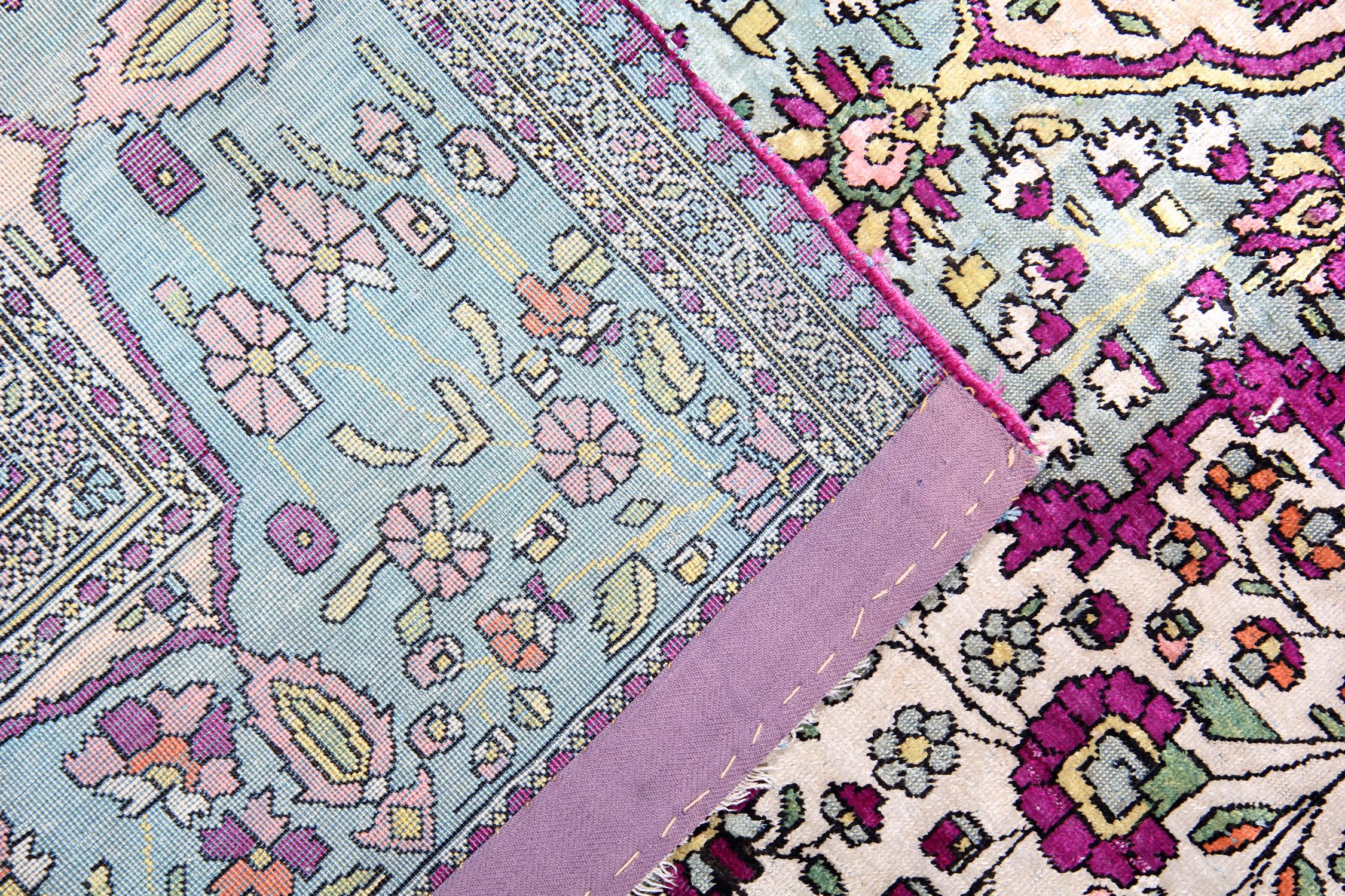 Antiker lila cremefarbener handgewebter Mohtasham-Teppich aus Seide für Wohnzimmer im Angebot 1
