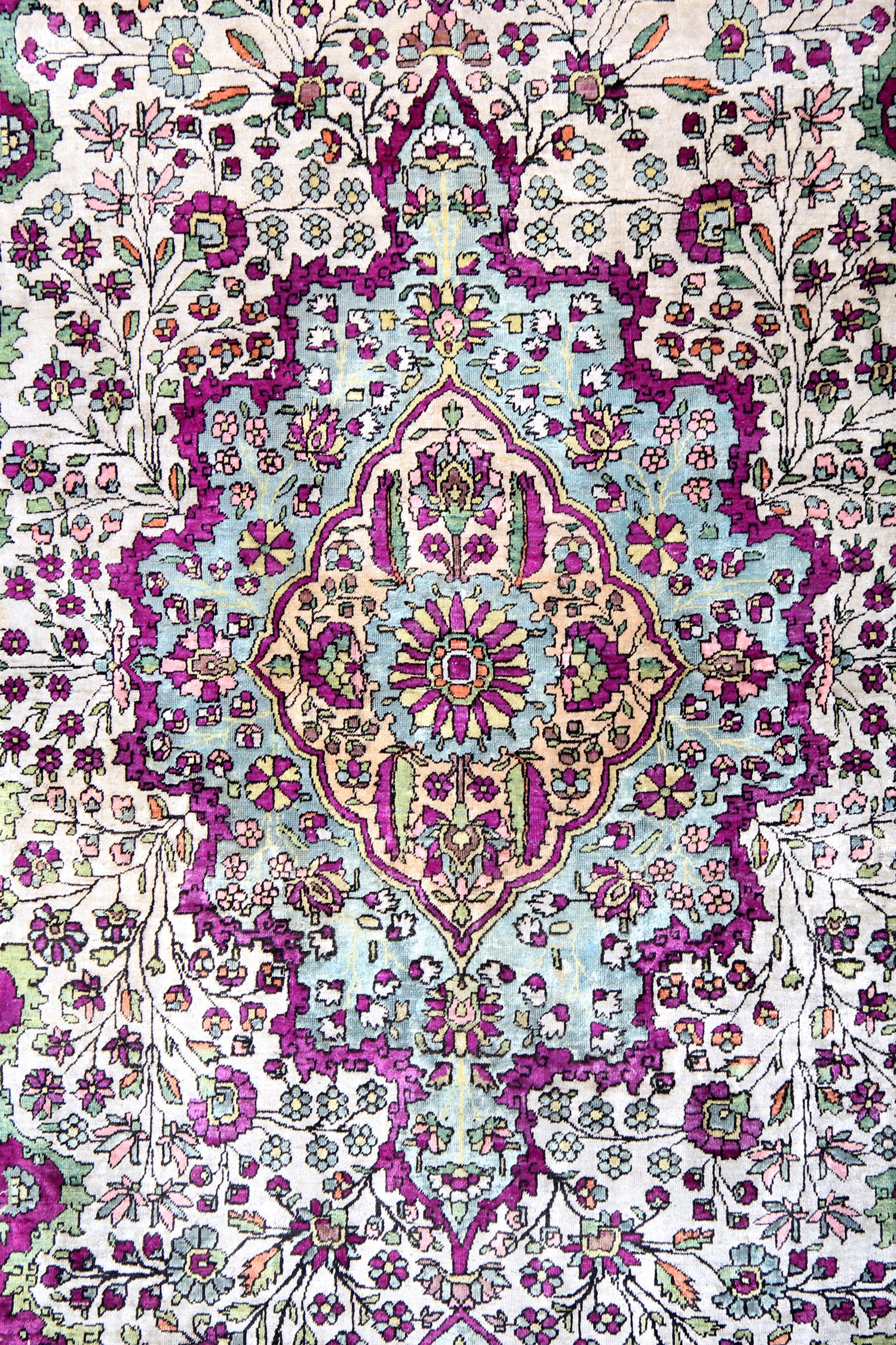 Tapis de salon Mohtasham ancien en soie violette et crème tissé à la main en vente 1