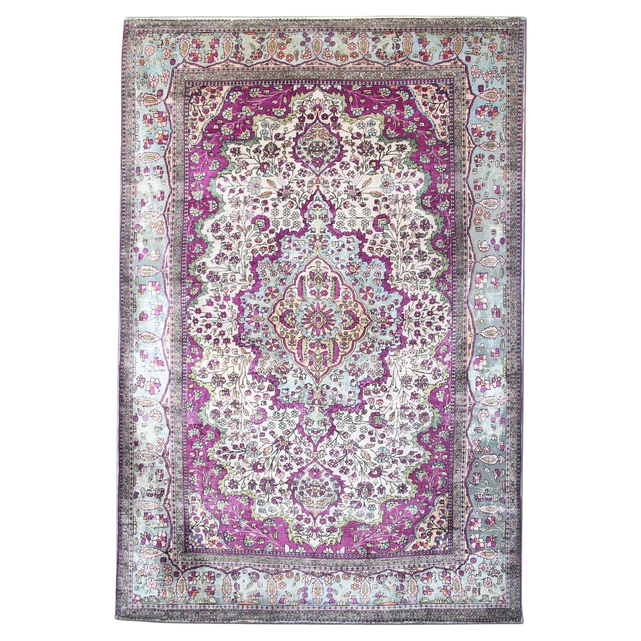 Antiker lila cremefarbener handgewebter Mohtasham-Teppich aus Seide für Wohnzimmer im Angebot