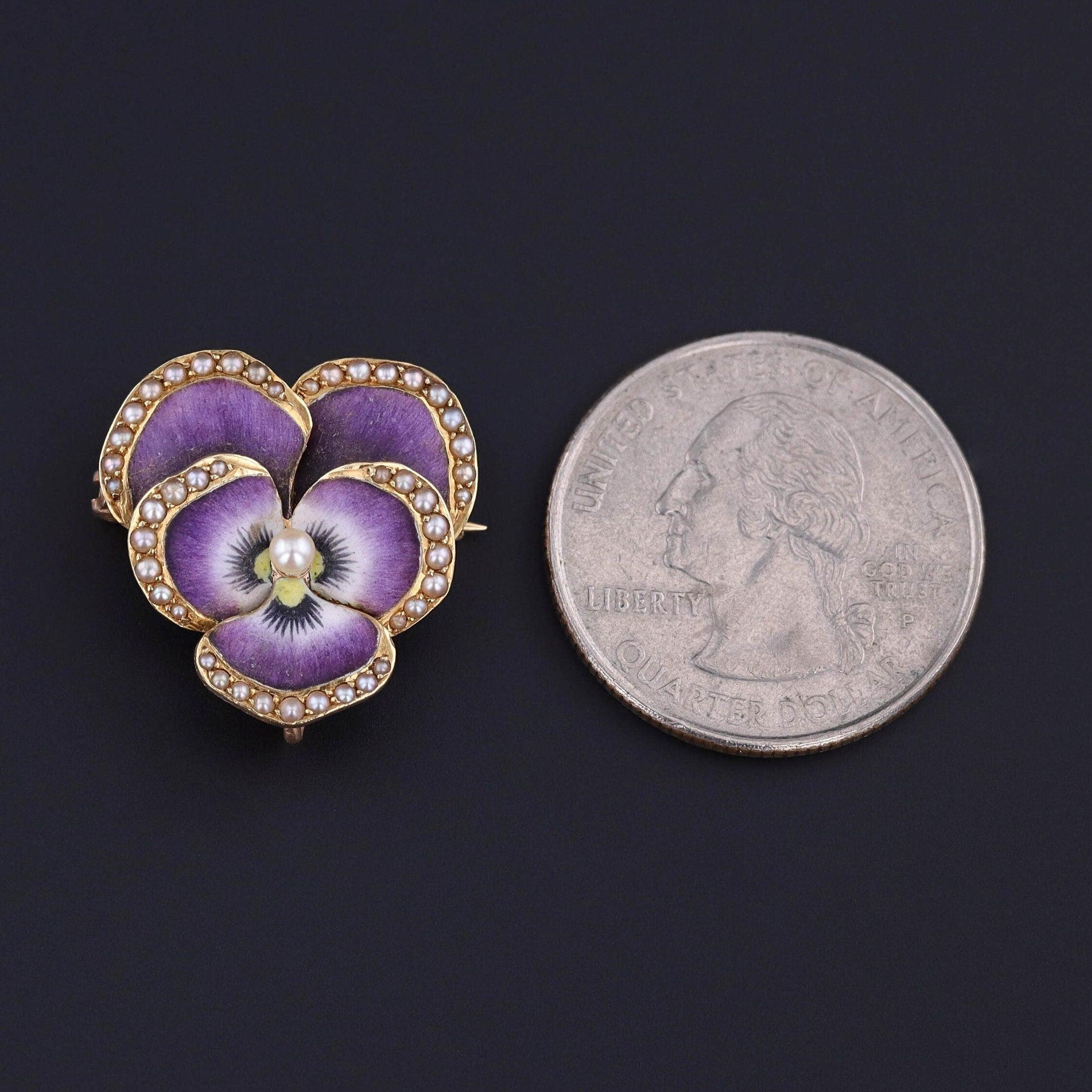 Les pensées symbolisent l'espoir que l'amour ne soit pas oublié.

Magnifique broche datant du début des années 1900, cette pensée d'un violet profond ajoutera une touche d'intrigue à n'importe quelle tenue. Les pétales en émail sont bordés d'une