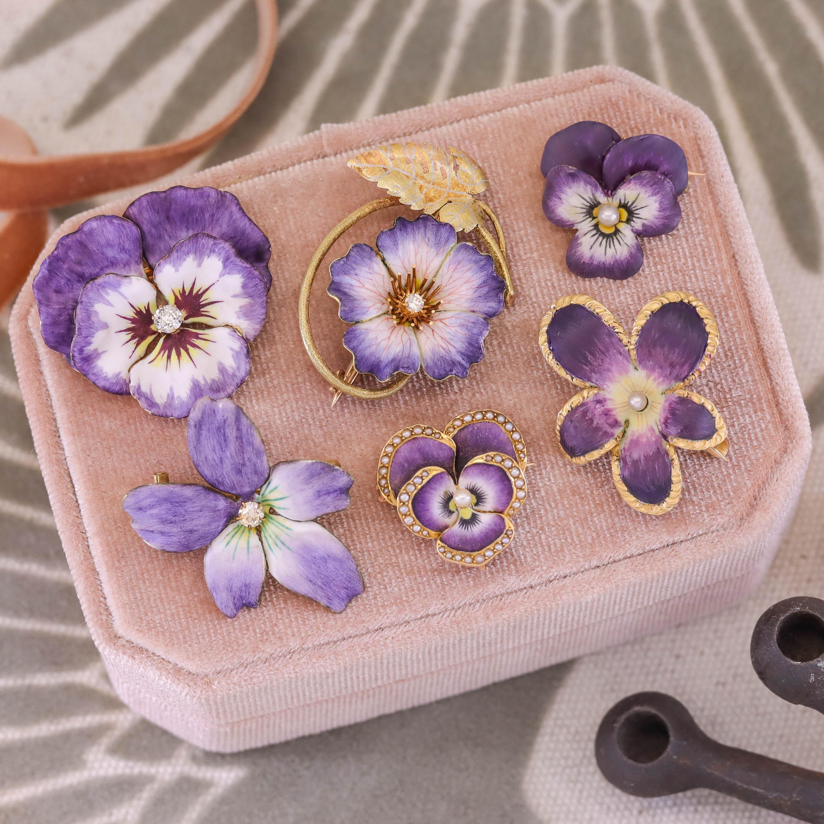 Krementz Broche pansy ancienne en or 14 carats et émail violet en vente 2
