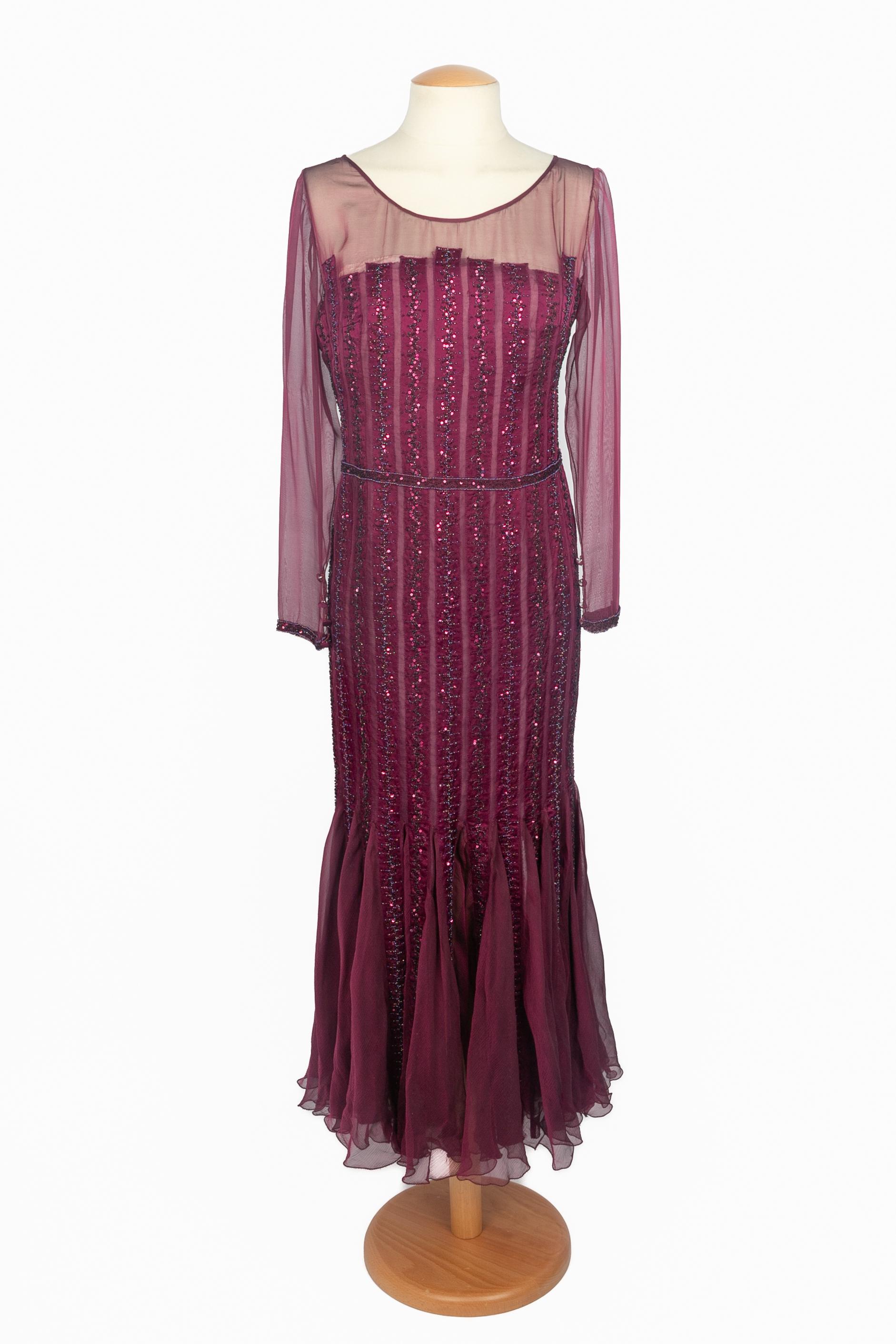 INCONNU - Robe vintage en mousseline de soie transparente à manches longues, avec des empiècements entièrement brodés de perles et de paillettes. Aucune taille n'est indiquée, il convient à un 36FR/38FR/40FR.

Condit :
Bon état

Dimensions :
Largeur