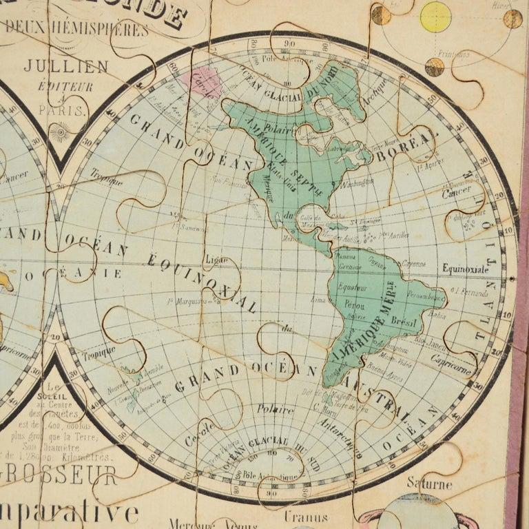 Papier Puzzle ancien de cartons colorés représentant une carte du monde, Europe et France en vente