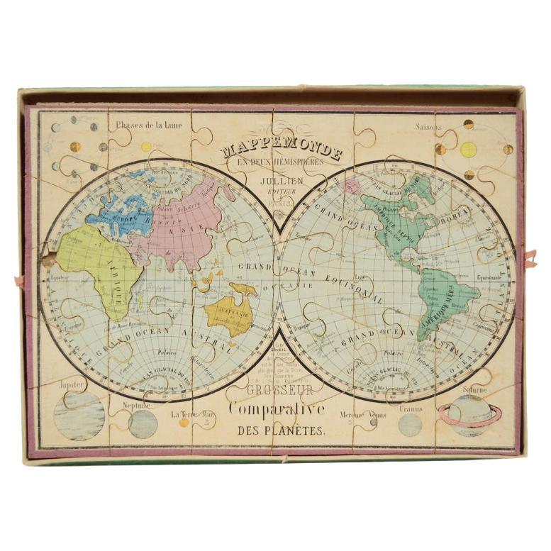 Antikes Puzzle aus farbigem Pappkarton mit der Darstellung einer Weltkarte, Europa und Frankreich