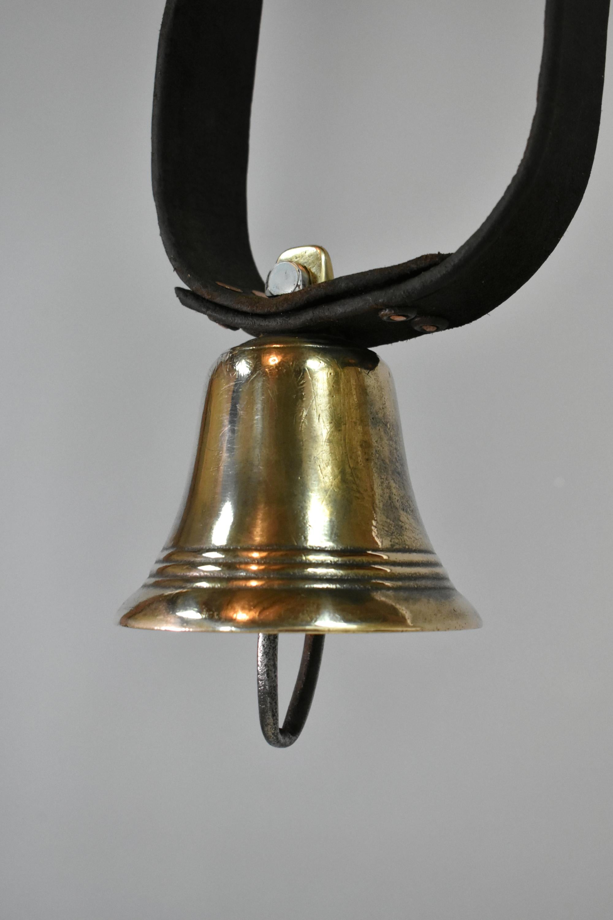 Cloche de vache antique des Pyrénées en laiton
 
Un merveilleux appareil de détection utilisé par les éleveurs de bétail dans les Pyrénées.
 
Le bracelet en cuir fait main, orné de rivets en cuivre et d'une solide boucle en acier, tient élégamment
