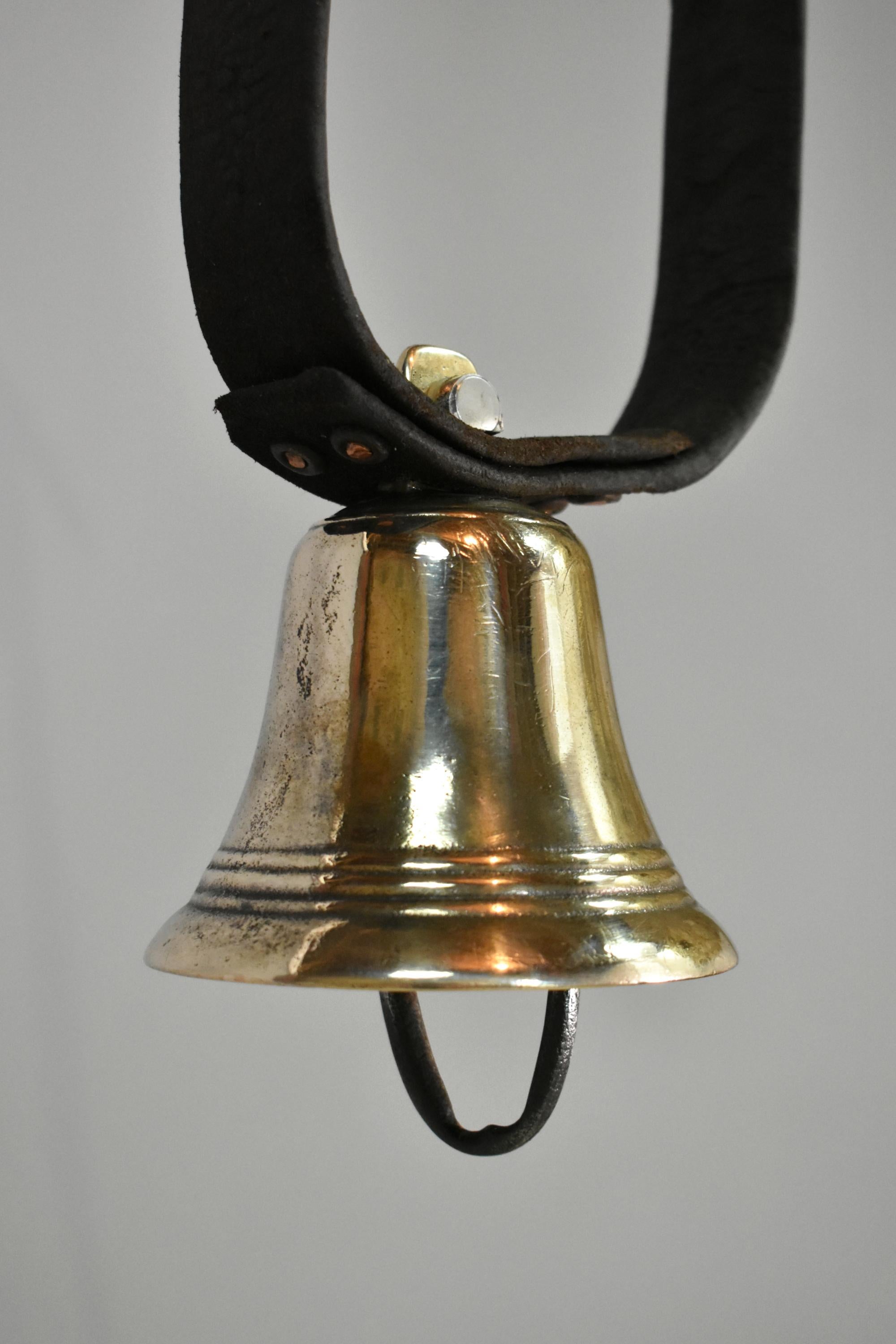 Français Cloche de vache antique des Pyrénées en laiton en vente