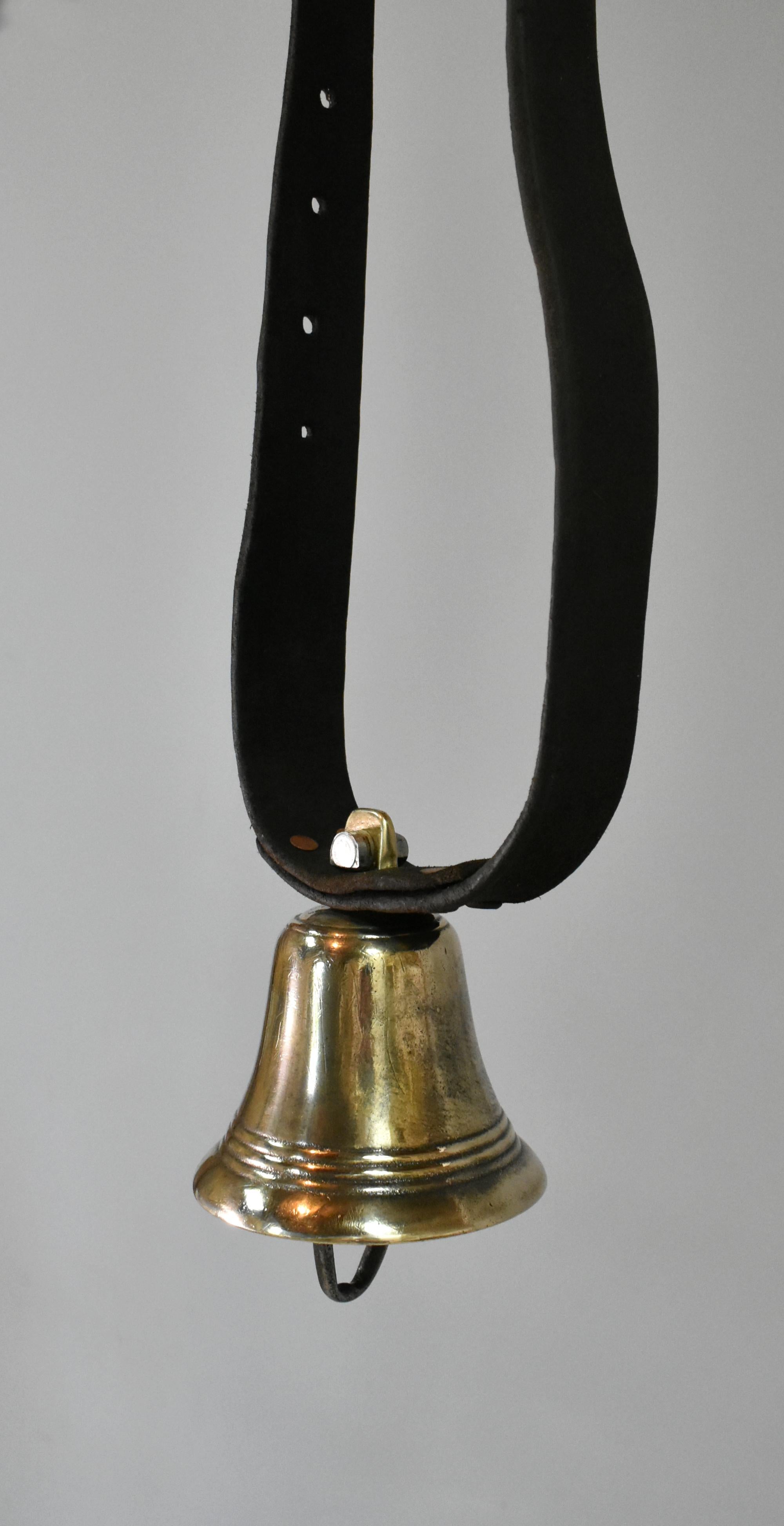 Ferronnerie Cloche de vache antique des Pyrénées en laiton en vente