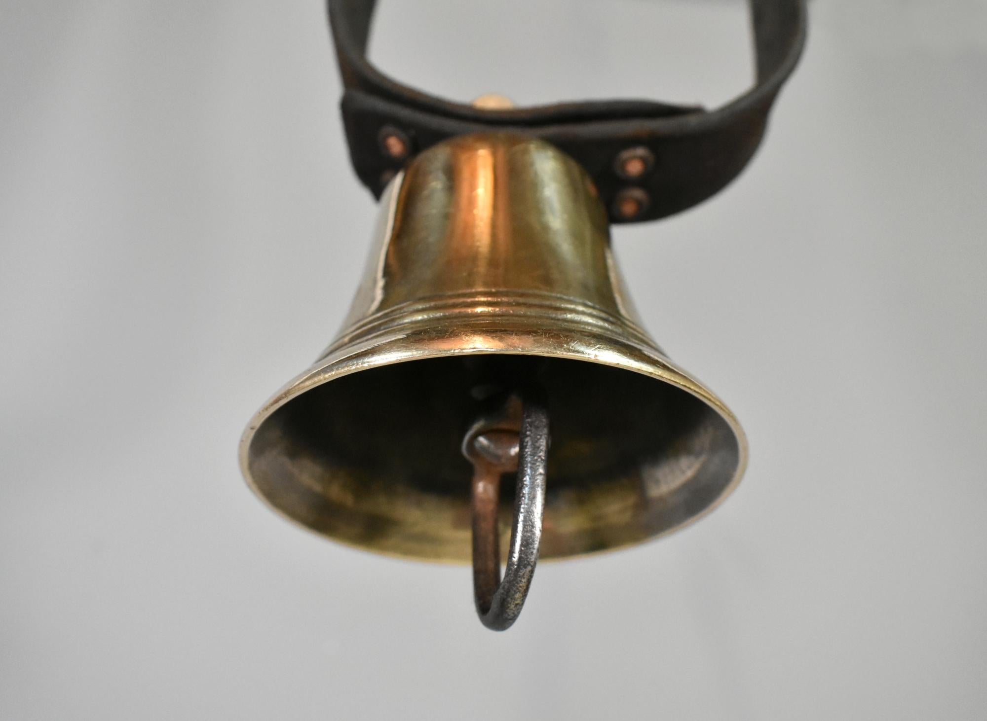 Cloche de vache antique des Pyrénées en laiton Bon état - En vente à SAINTE-COLOMBE, FR