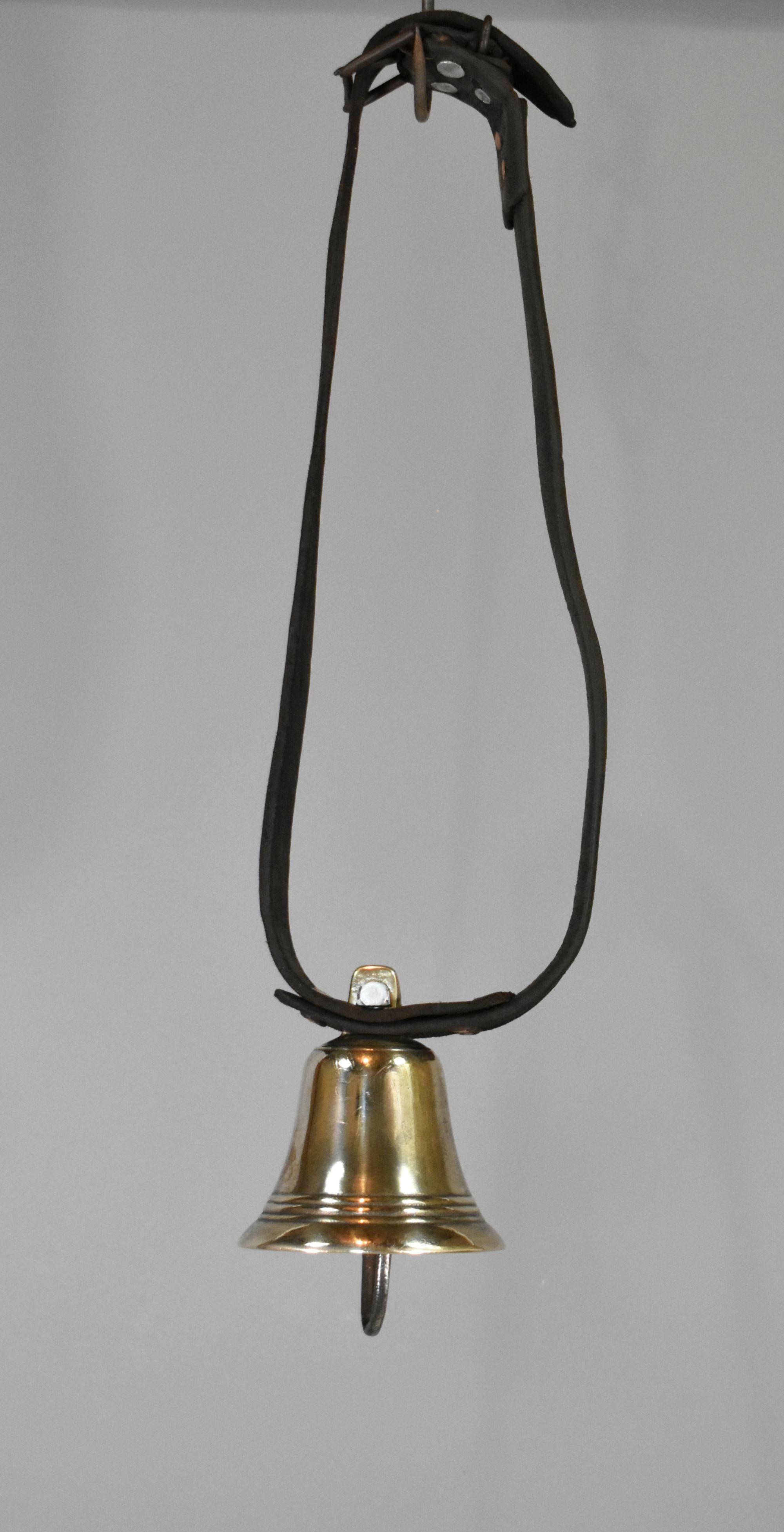 20ième siècle Cloche de vache antique des Pyrénées en laiton en vente