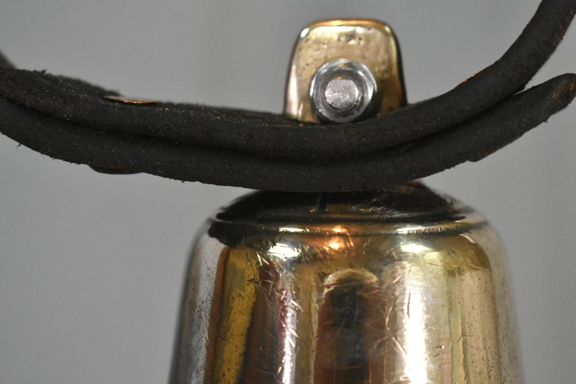 Laiton Cloche de vache antique des Pyrénées en laiton en vente