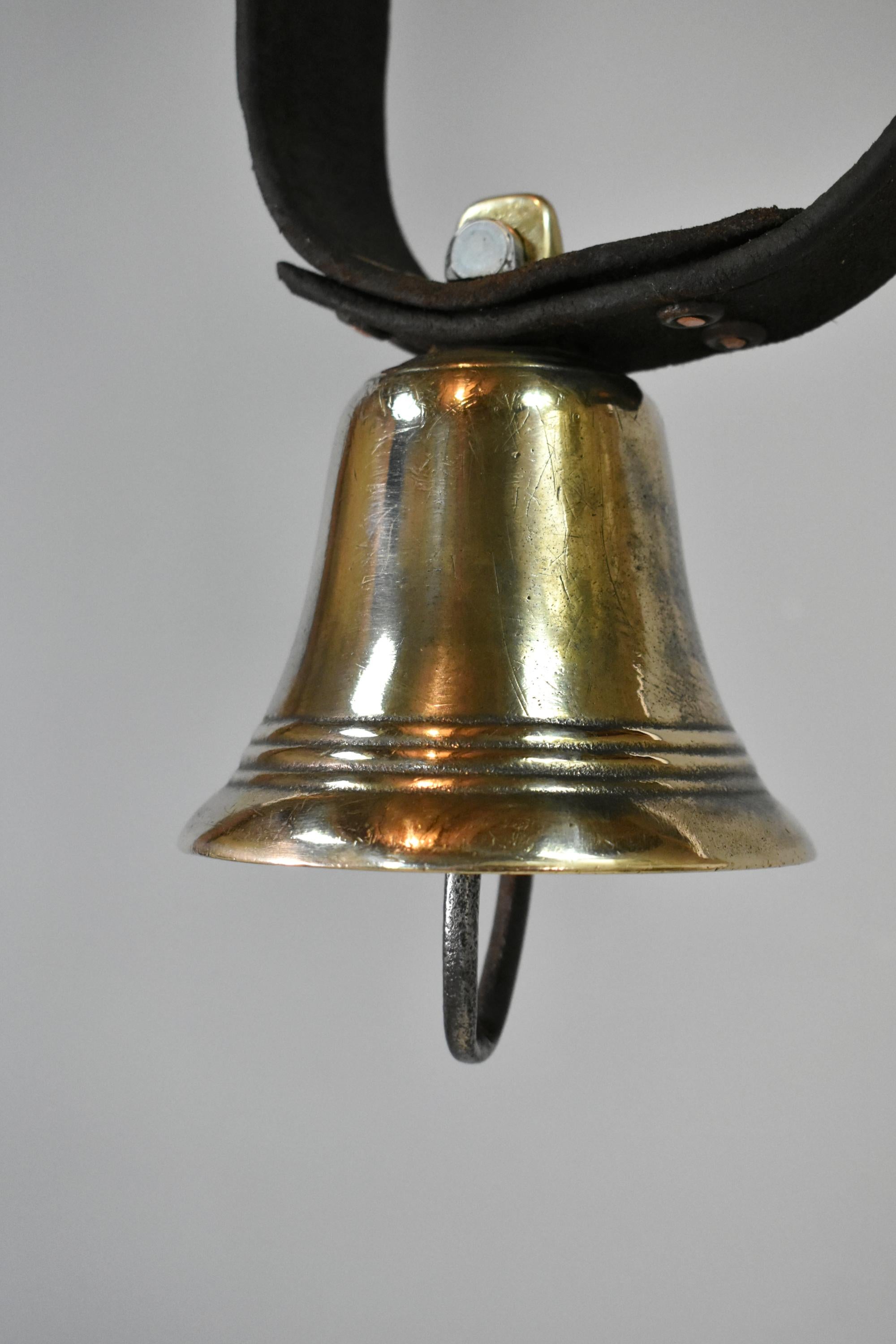Cloche de vache antique des Pyrénées en laiton en vente 1