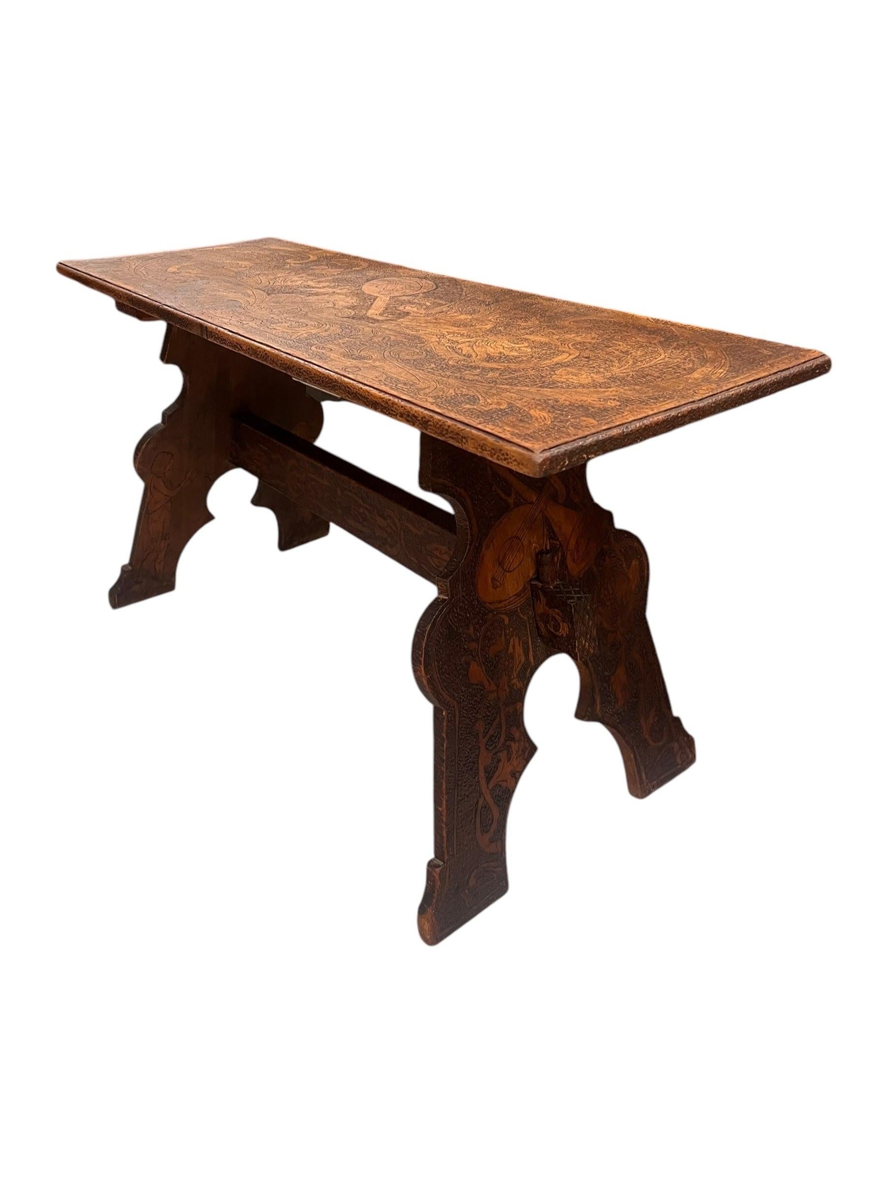 Un ancien banc de pyrogravure Folk Art. Cette forme d'art populaire se trouve généralement dans des boîtes ; on la trouve rarement sur des meubles. Siège en planches ornées de pyrogravures d'art populaire sur toutes les surfaces. Construction