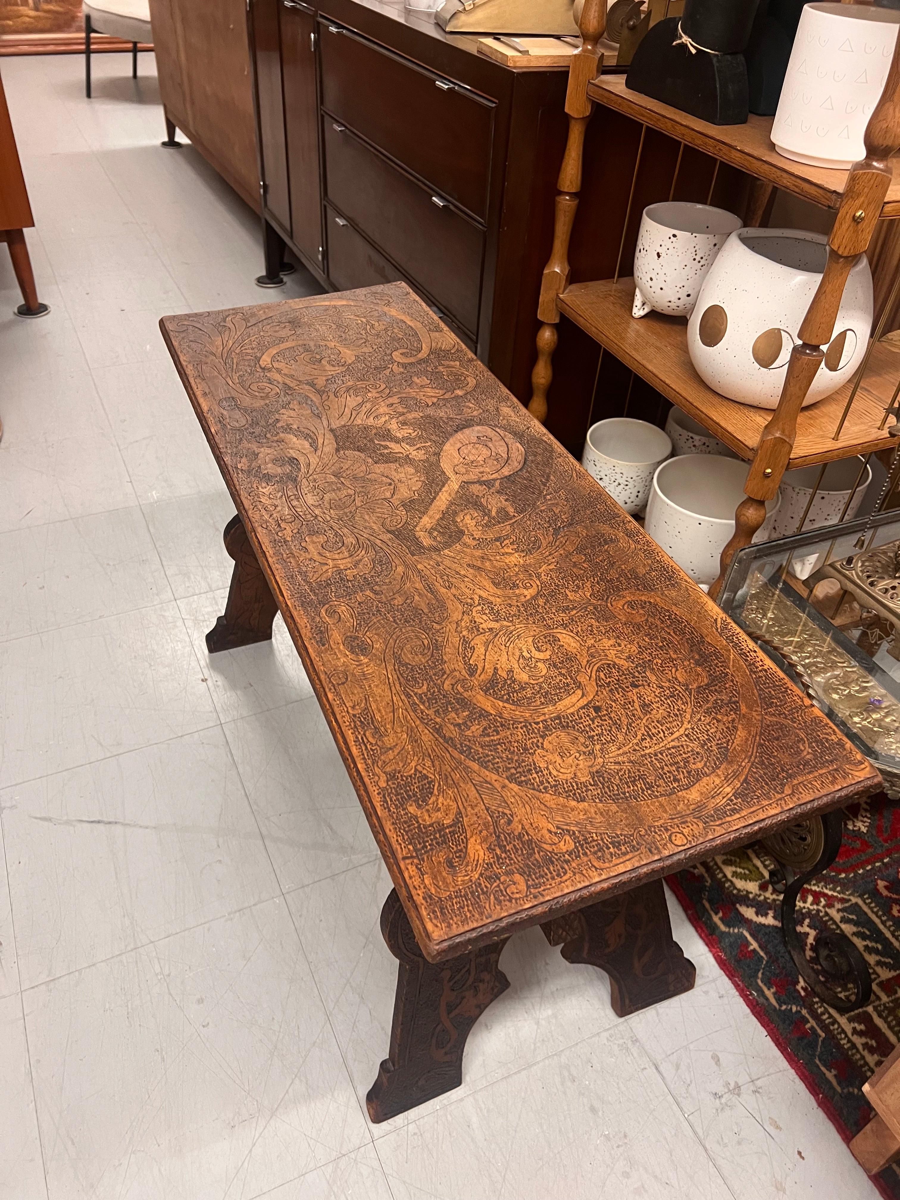 Bois Ancienne table d'entrée ou d'entrée d'art populaire à tréteaux Pyrographie UKImport en vente