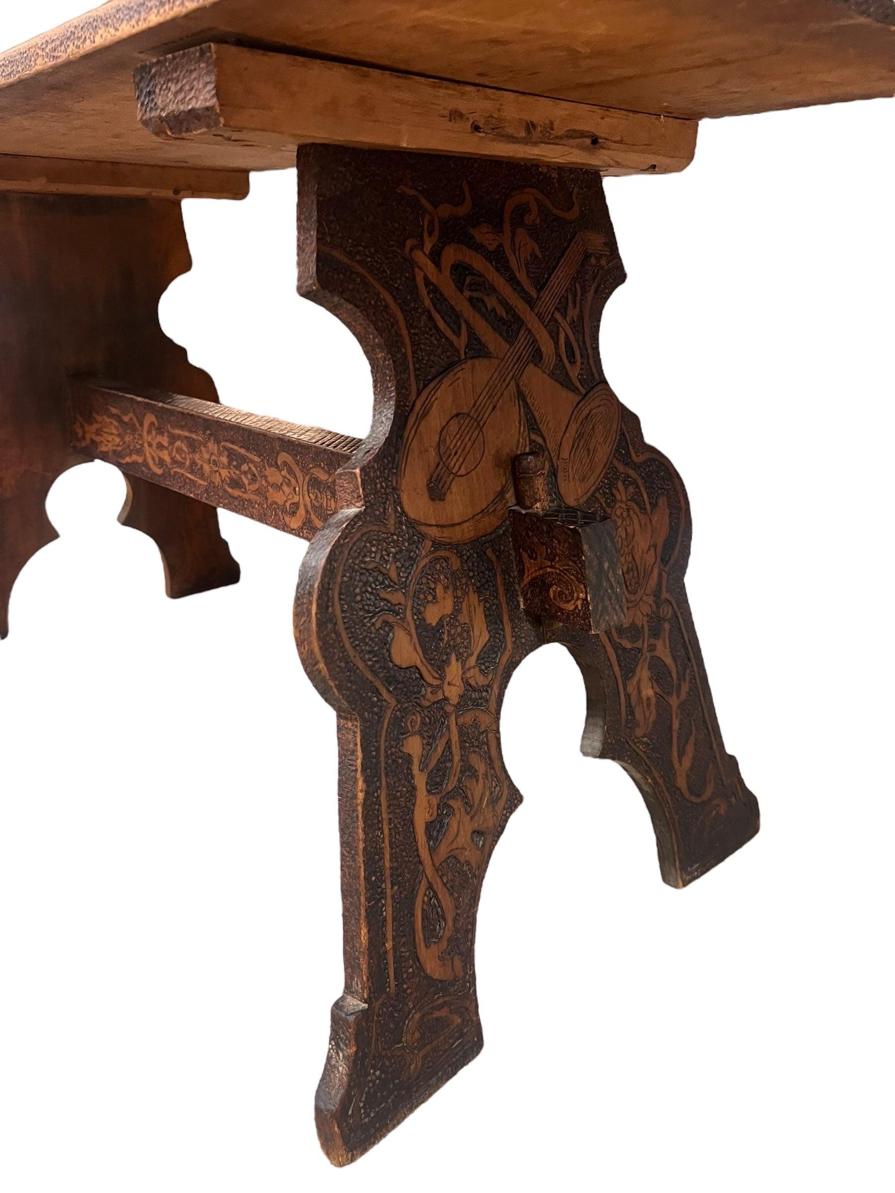 Ancienne table d'entrée ou d'entrée d'art populaire à tréteaux Pyrographie UKImport en vente 1