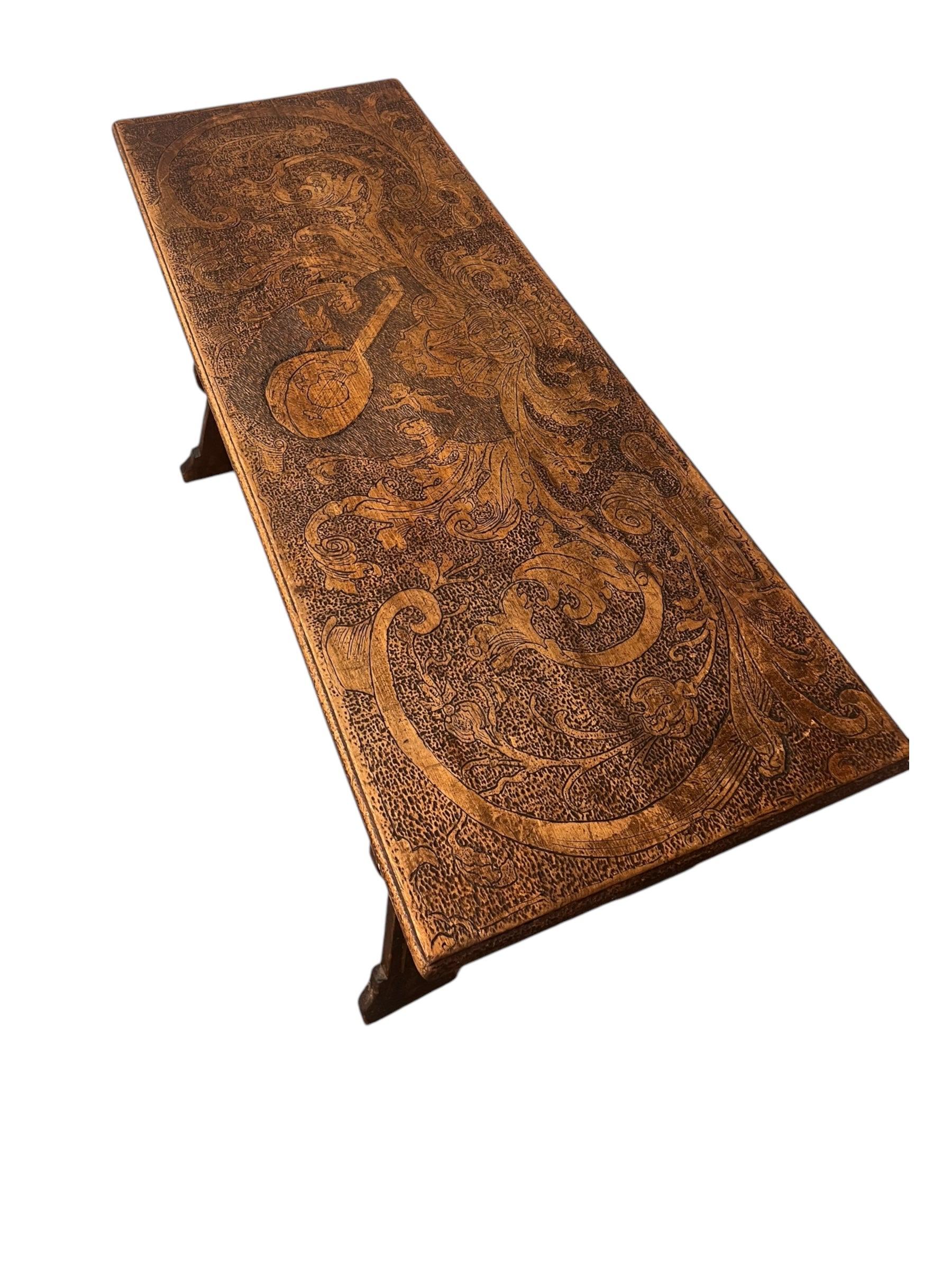 Ancienne table d'entrée ou d'entrée d'art populaire à tréteaux Pyrographie UKImport en vente 2
