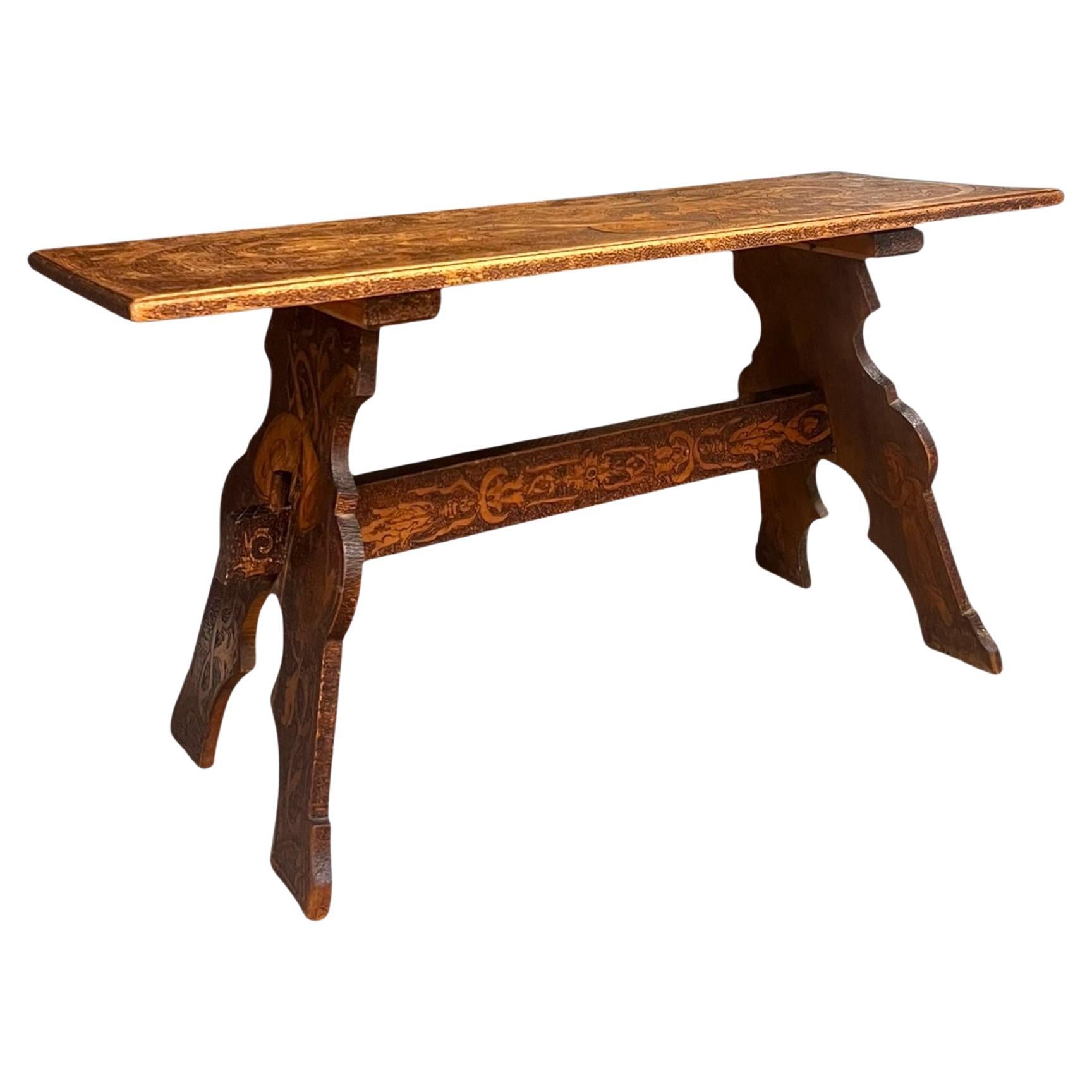 Ancienne table d'entrée ou d'entrée d'art populaire à tréteaux Pyrographie UKImport en vente