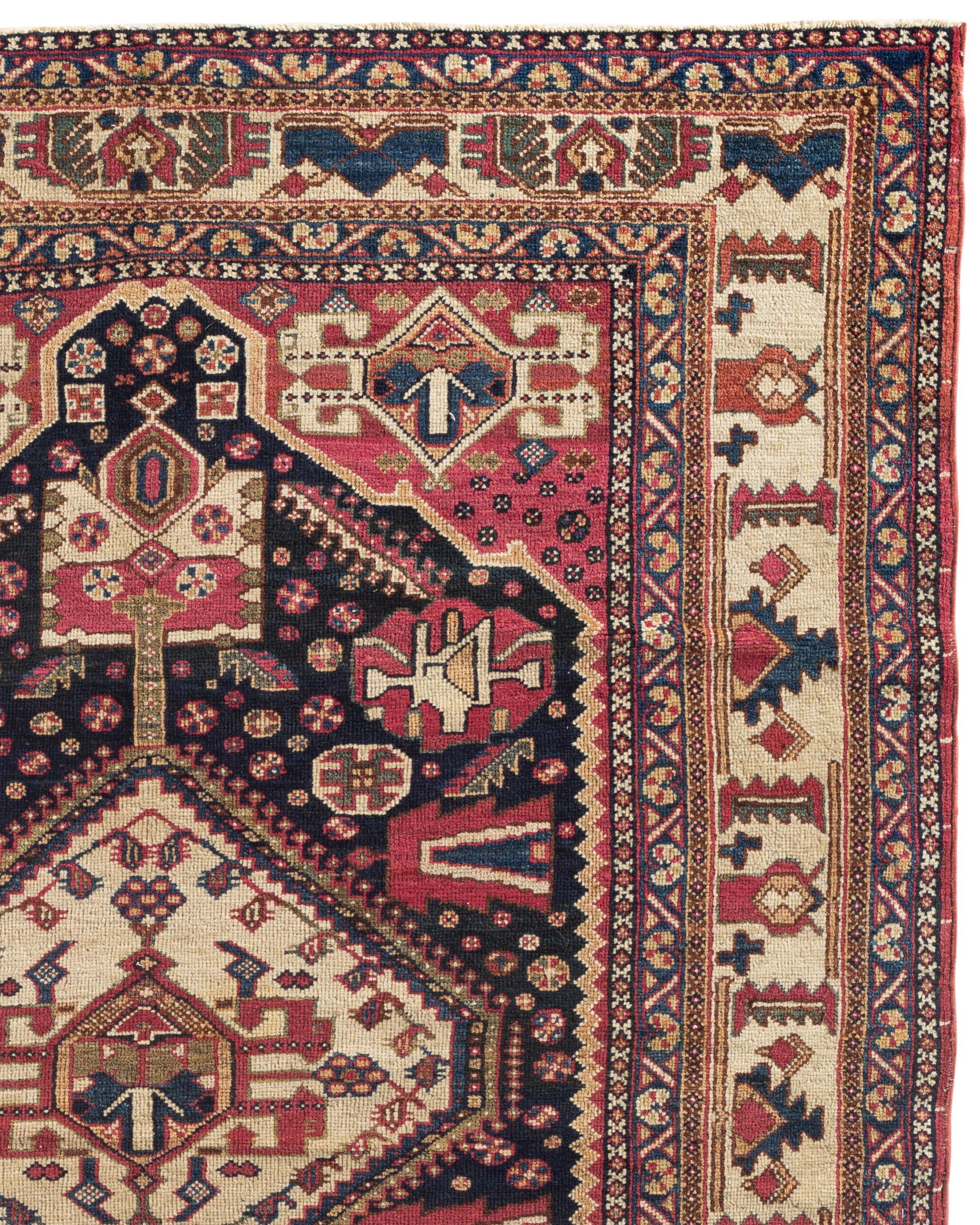 Antiker Gaschgai-Teppich, um 1880. Die Gaschgai sind eine Stammeskonföderation im Iran. Sie haben unterschiedliche ethnische Hintergründe, darunter Turkomanen, Luren und Kurden. Ihre Teppiche haben oft geometrische Muster und florale Motive. Die
