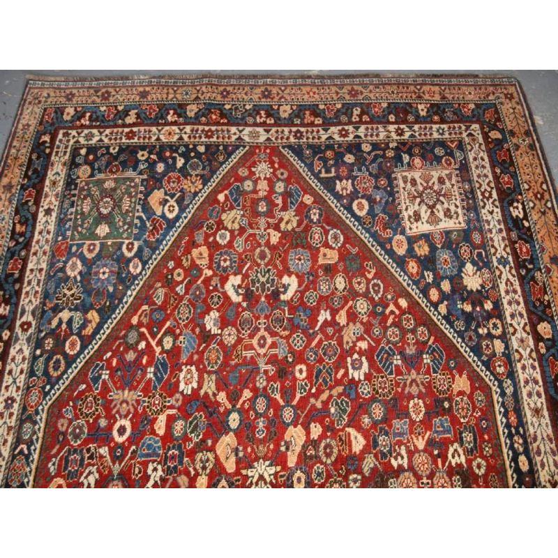 Antiker südwestpersischer Kaschkuli-Gaschgai-Teppich mit kleinem floralen Muster, CIRCA 1900. Ein sehr attraktiver Teppich des Kaschkuli-Unterstammes der Gaschgai. Der Teppich hat ein krapprotes Feld mit einem indigoblauen Außenfeld. Das Feld ist