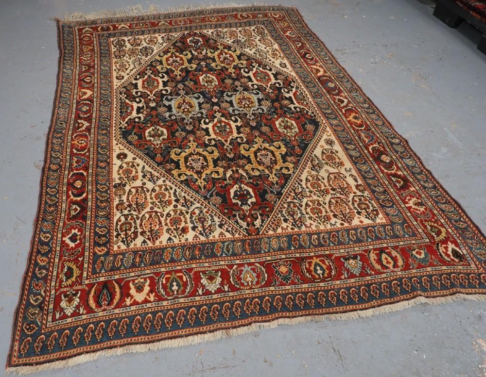 Antiker südwestpersischer Kaschkuli-Gaschgai-Teppich mit Medaillon-Rapportmuster
CIRCA 1900

Eine sehr attraktive Teppich von der Kashkuli Unterstamm der Gaschgai Der Teppich hat eine dunkle indigo Feld wiederholen Medaillon Design der Gaschgai