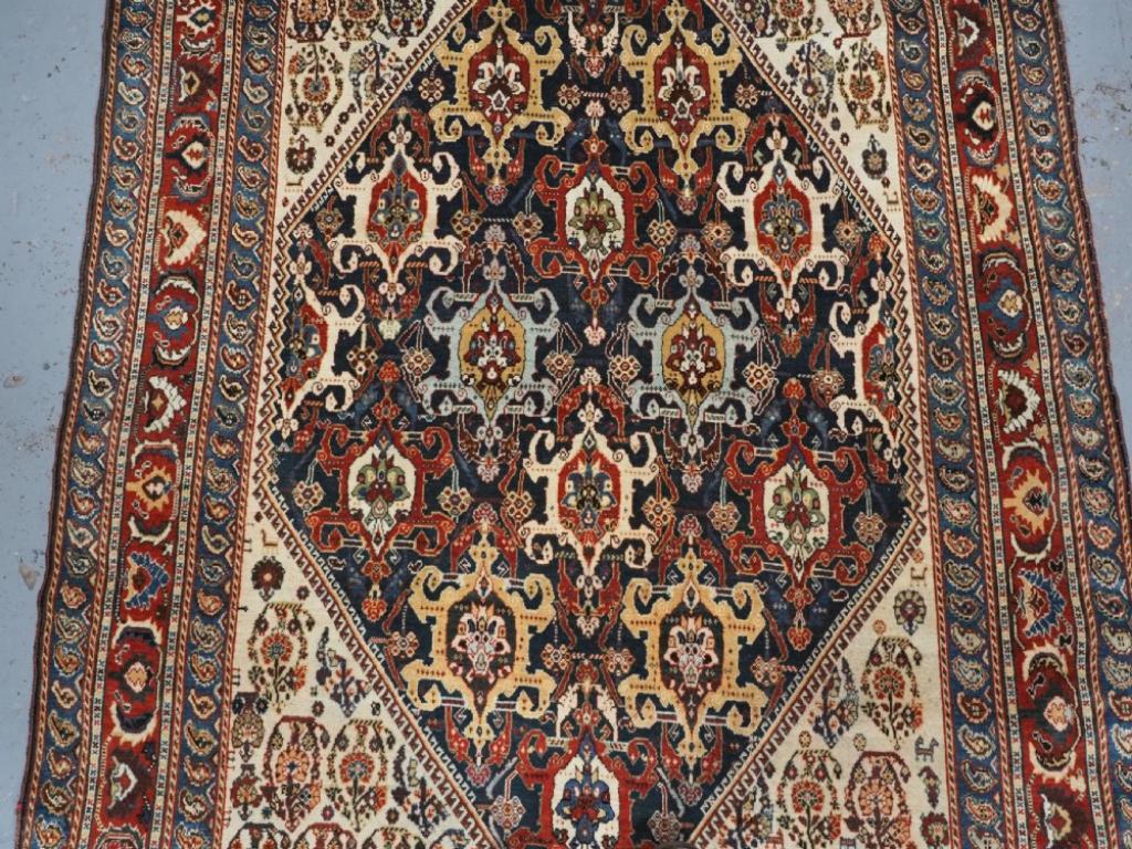 Antiker Qashqai Kashkuli-Teppich aus Qashqai mit Repeat-Medaillon-Design, um 1900 im Zustand „Hervorragend“ im Angebot in Moreton-In-Marsh, GB
