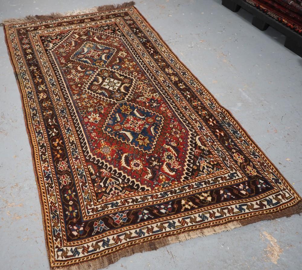 Antiker südwestpersischer Kaschkuli-Gaschgai-Teppich, mit dreifachem Medaillon-Muster
CIRCA 1880

Die drei Medaillons sind von einem Feld mit einem großflächigen Herati-Muster auf krapprotem Grund umgeben, die oberen und unteren Medaillons sind in