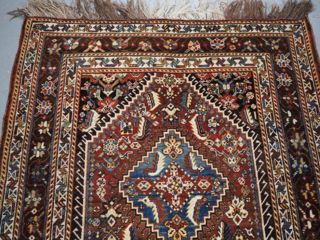 Antiker langer Qashqai-Teppich mit dreifachem Medaillon-Design, um 1900 (Persisch) im Angebot