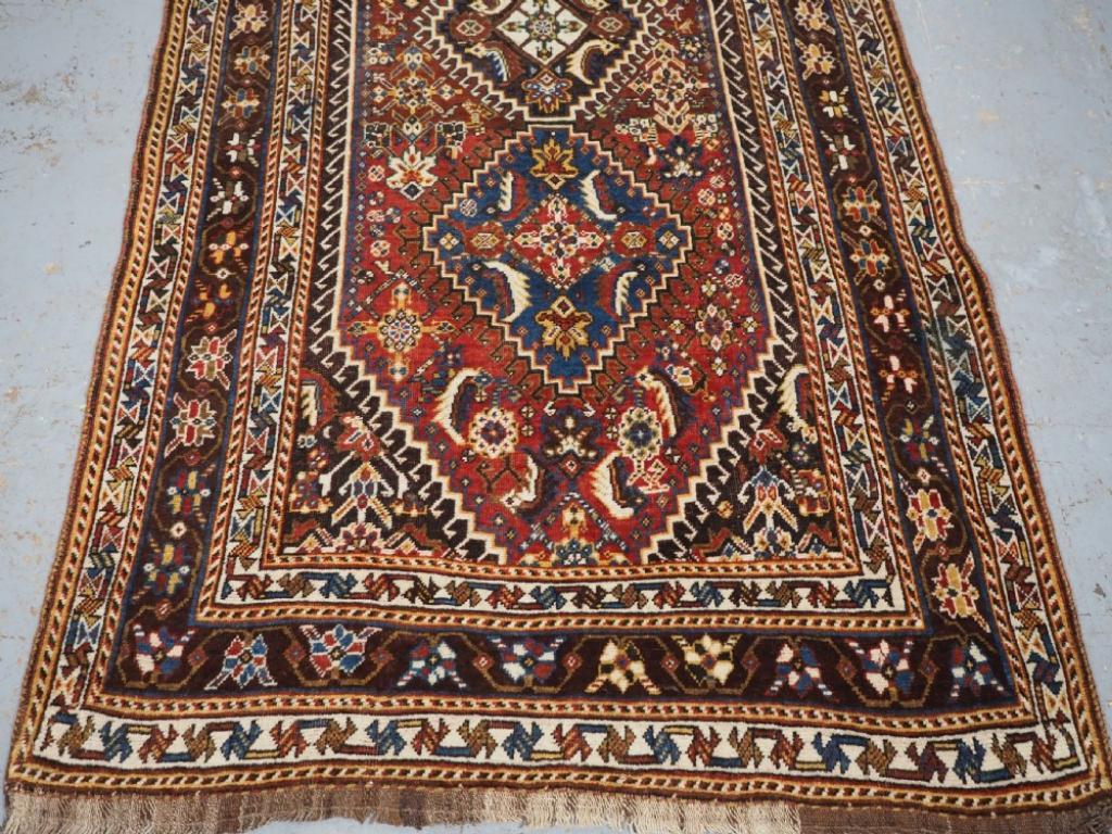 Antiker langer Qashqai-Teppich mit dreifachem Medaillon-Design, um 1900 im Zustand „Hervorragend“ im Angebot in Moreton-In-Marsh, GB
