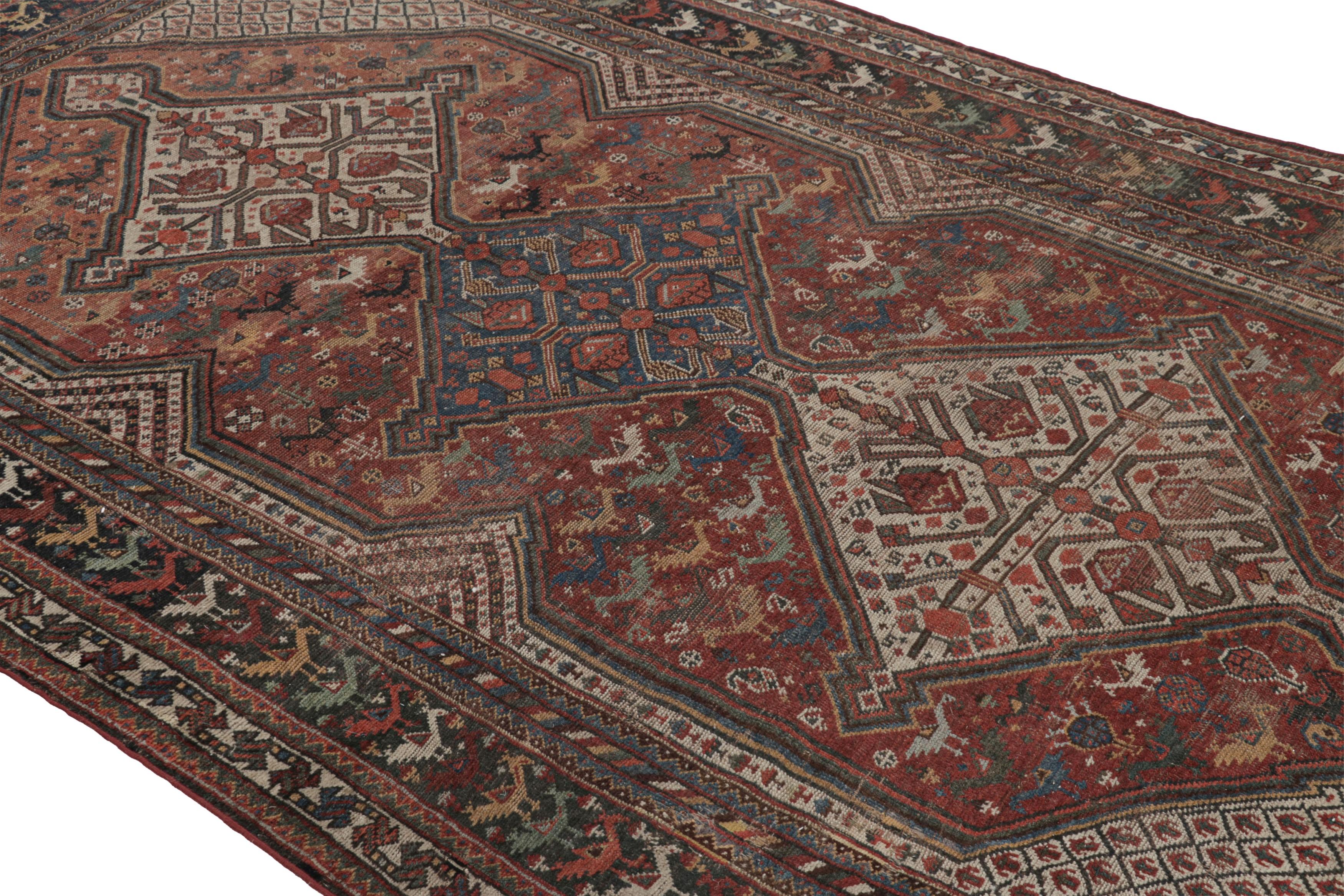 Fabriqué en laine nouée à la main vers 1890-1900, ce tapis persan ancien 6x9 est un tapis tribal Qashqai, et constitue un nouvel ajout à la collection de tapis nomades et d'art populaire de Rug & Kilim.

Sur le Design : 

Ce tapis du tournant du
