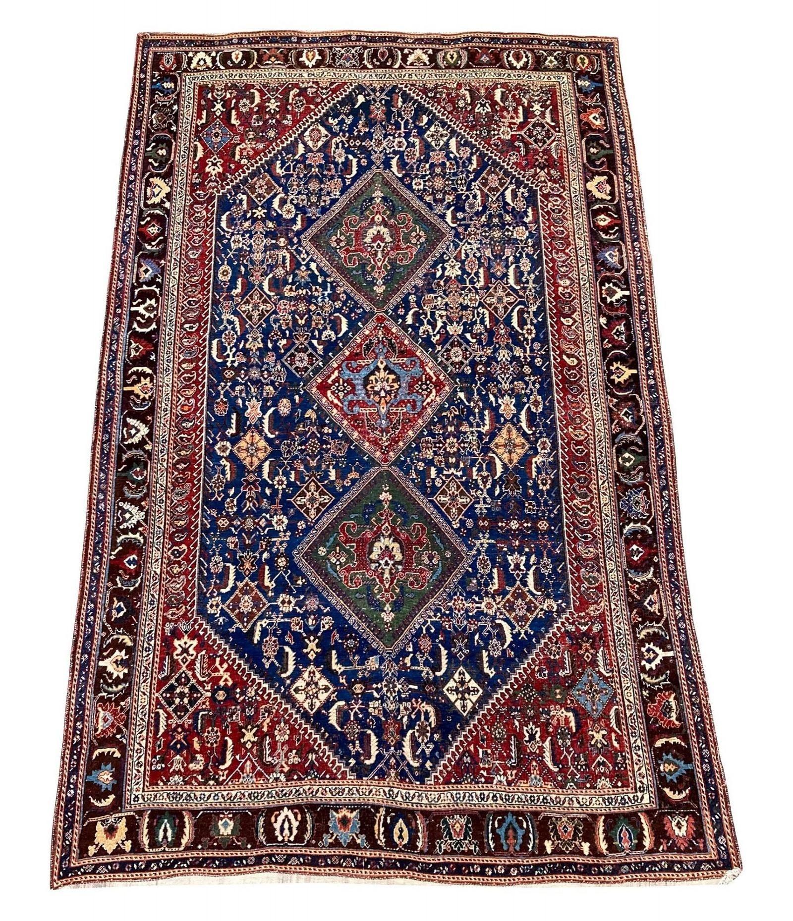 Un fabuleux tapis Qashqai ancien, tissé à la main par la tribu nomade éponyme vers 1910. Ce tapis présente un motif à trois médaillons sur un champ bleu moyen et de superbes couleurs secondaires, en particulier les médaillons verts inhabituels. Très