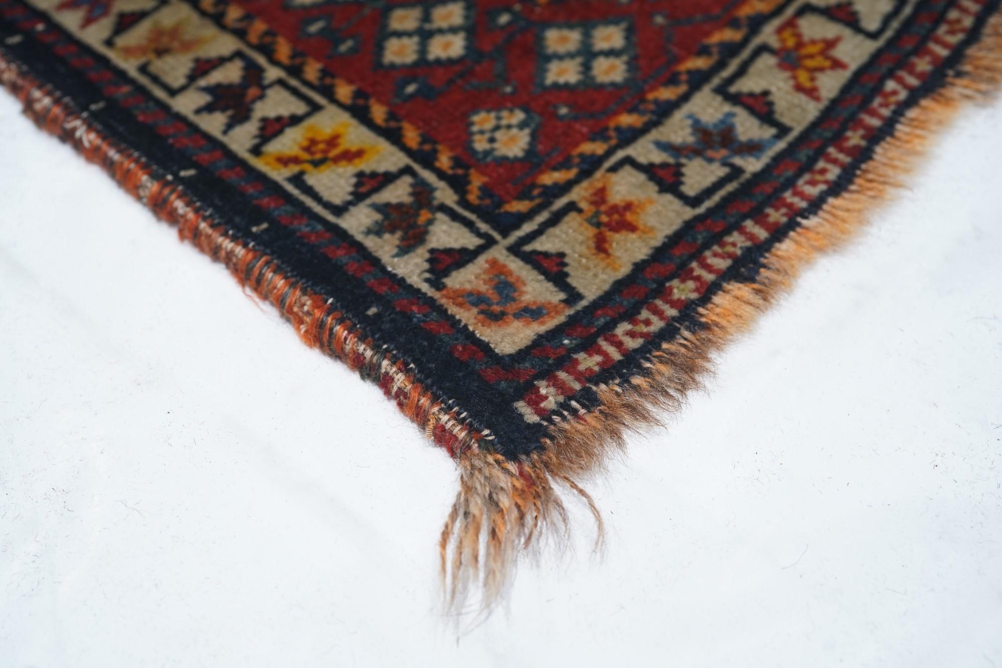 Antique Qashqai Rug In Good Condition For Sale In New York, NY