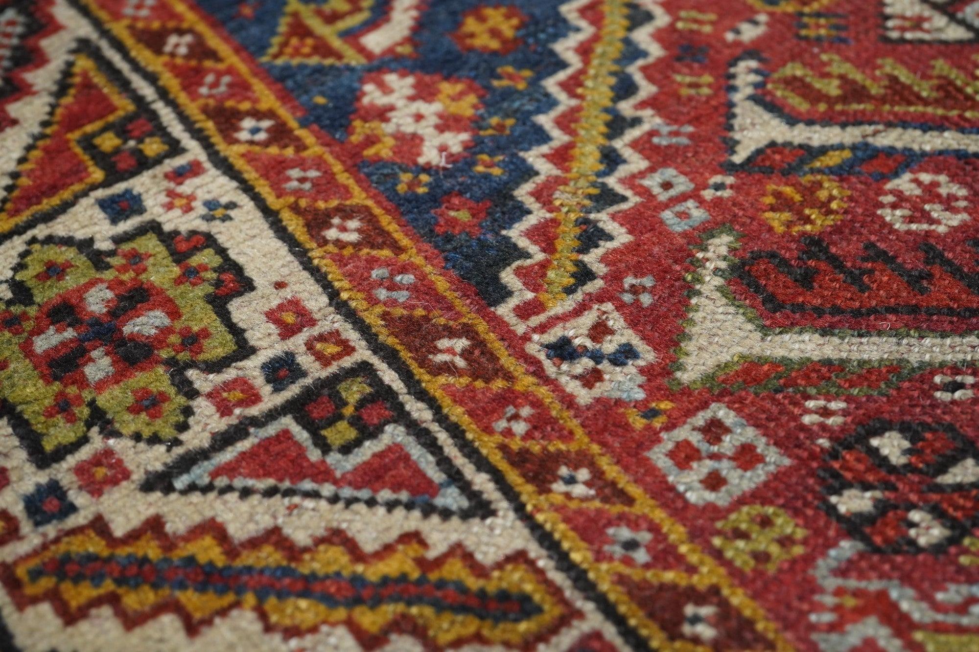 Tappeto antico Qashqai 4'2'' x 5'2'' in vendita 1