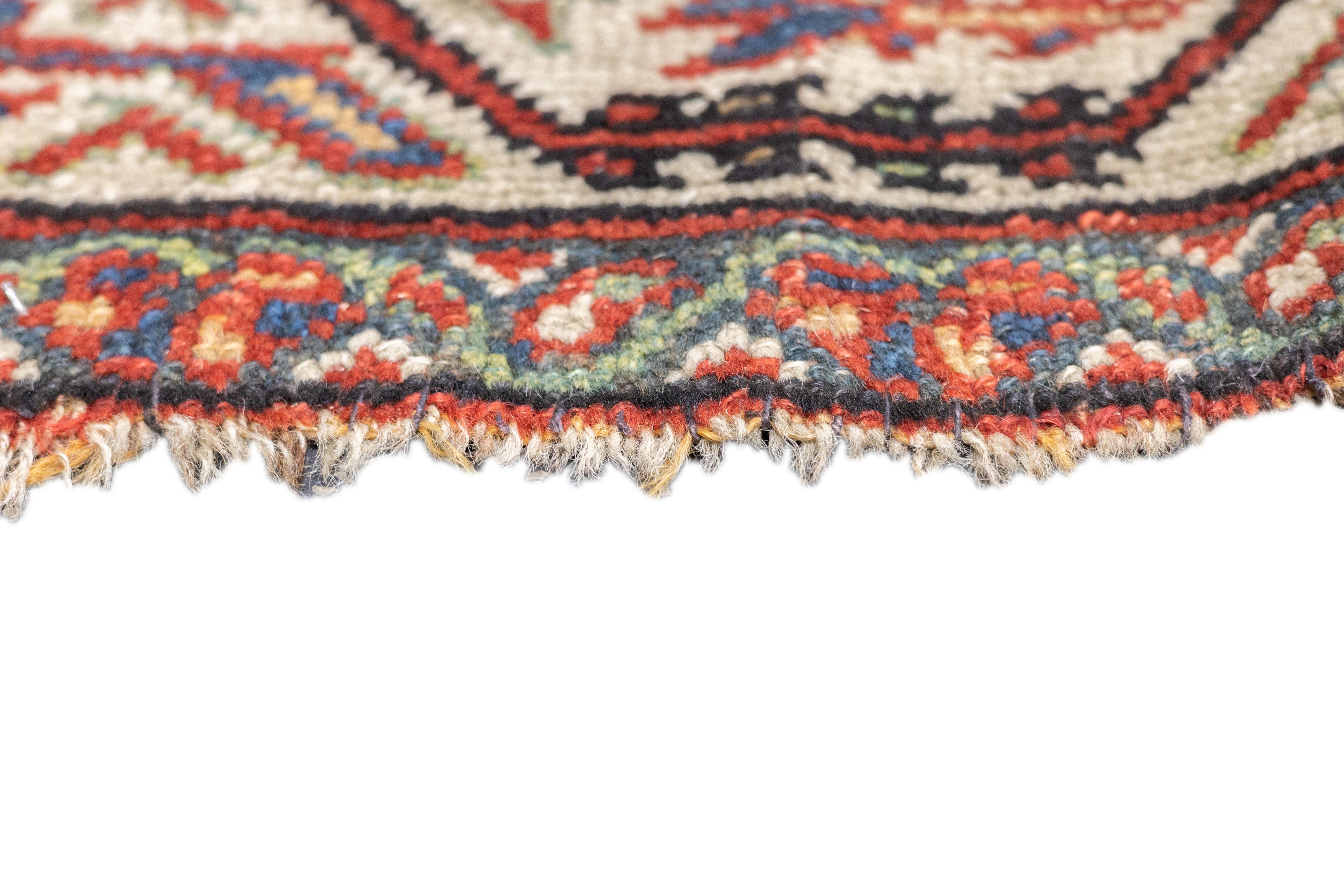 Antiker Qashqai-Teppich 4'5'' x 7'8'' (Handgeknüpft) im Angebot