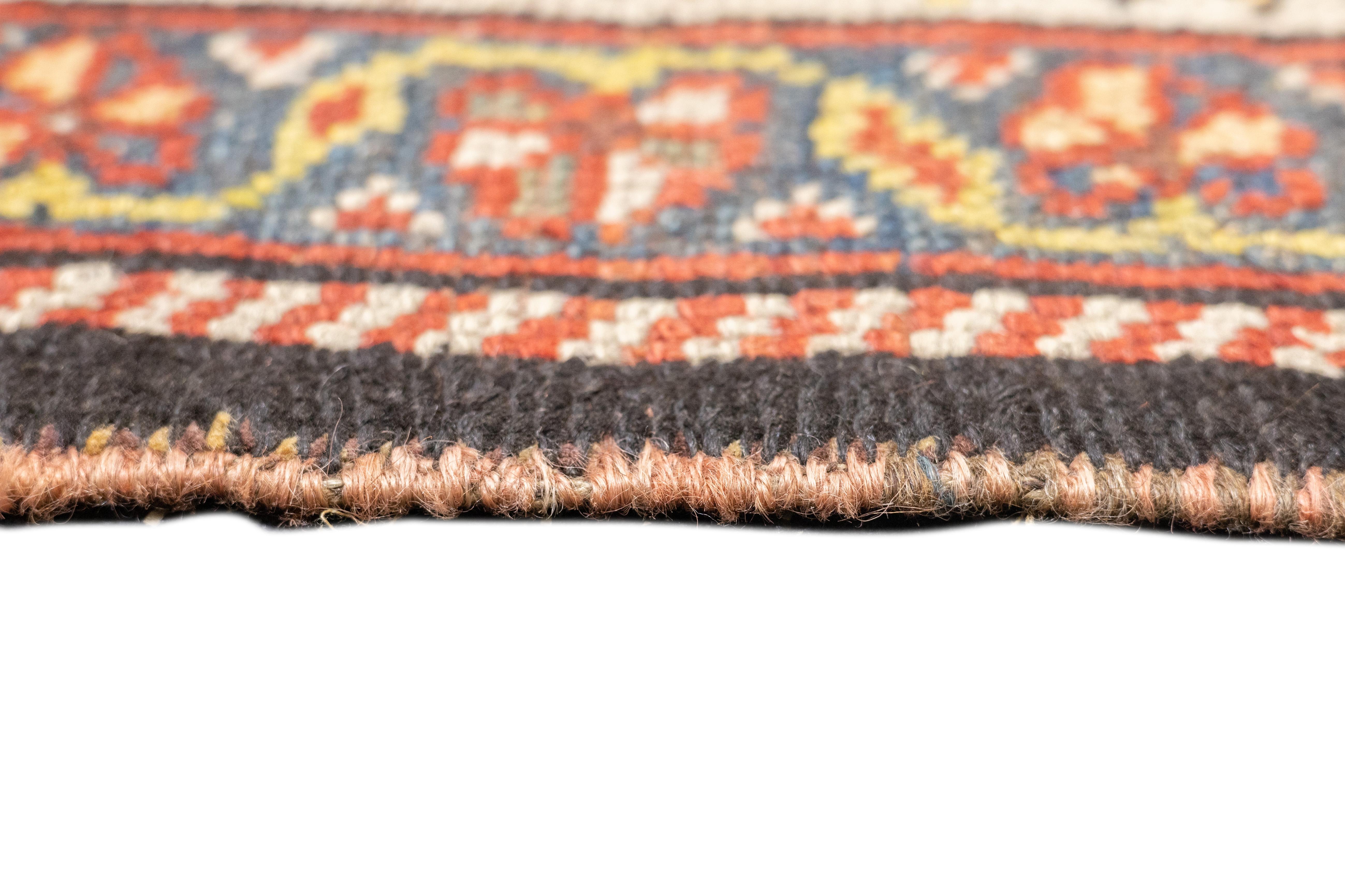 Antiker Qashqai-Teppich 4'5'' x 7'8'' im Zustand „Gut“ im Angebot in New York, NY