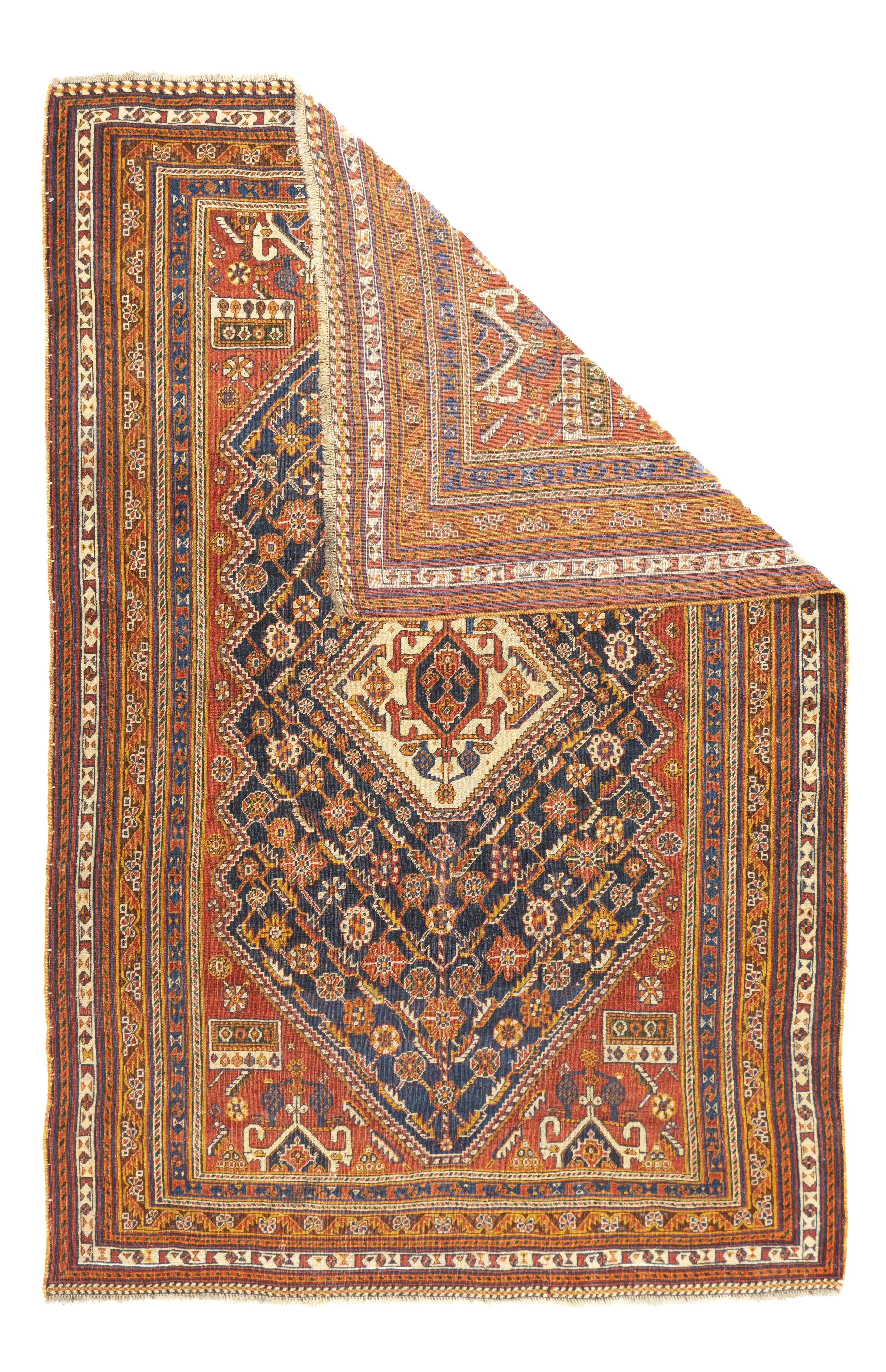 Tappeto antico Qashqai 4'7'' x 7'2''. I migliori tappeti persiani SW, della provincia di Fars, per lo più in formato sparso. Gabbeh geometrici, tappeti di leoni, stili curvilinei persiani adattati. Alcuni tappeti di preghiera ben tessuti.
