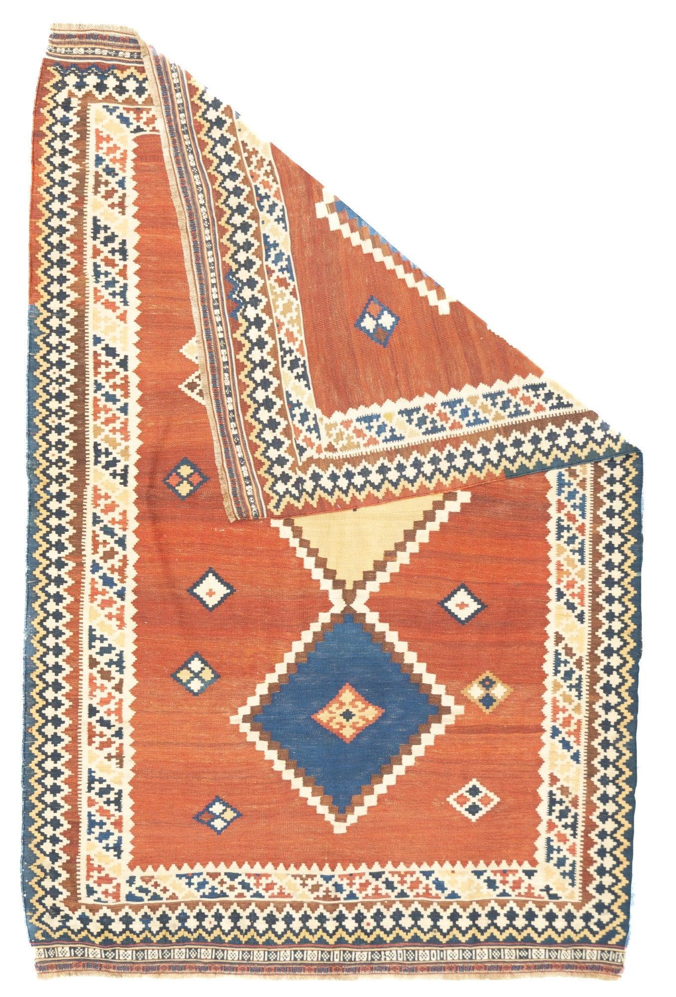 Antiker Gaschgai-Teppich 5'3'' x 7'10''. Das rote Feld mit schönem Abrieb wird von einem Stabmedaillon aus drei ineinander verschachtelten, gestuften Rauten in Hellgelb und Himmelblau dominiert. Weiträumig verstreut liegen kleine geteilte Diamanten.