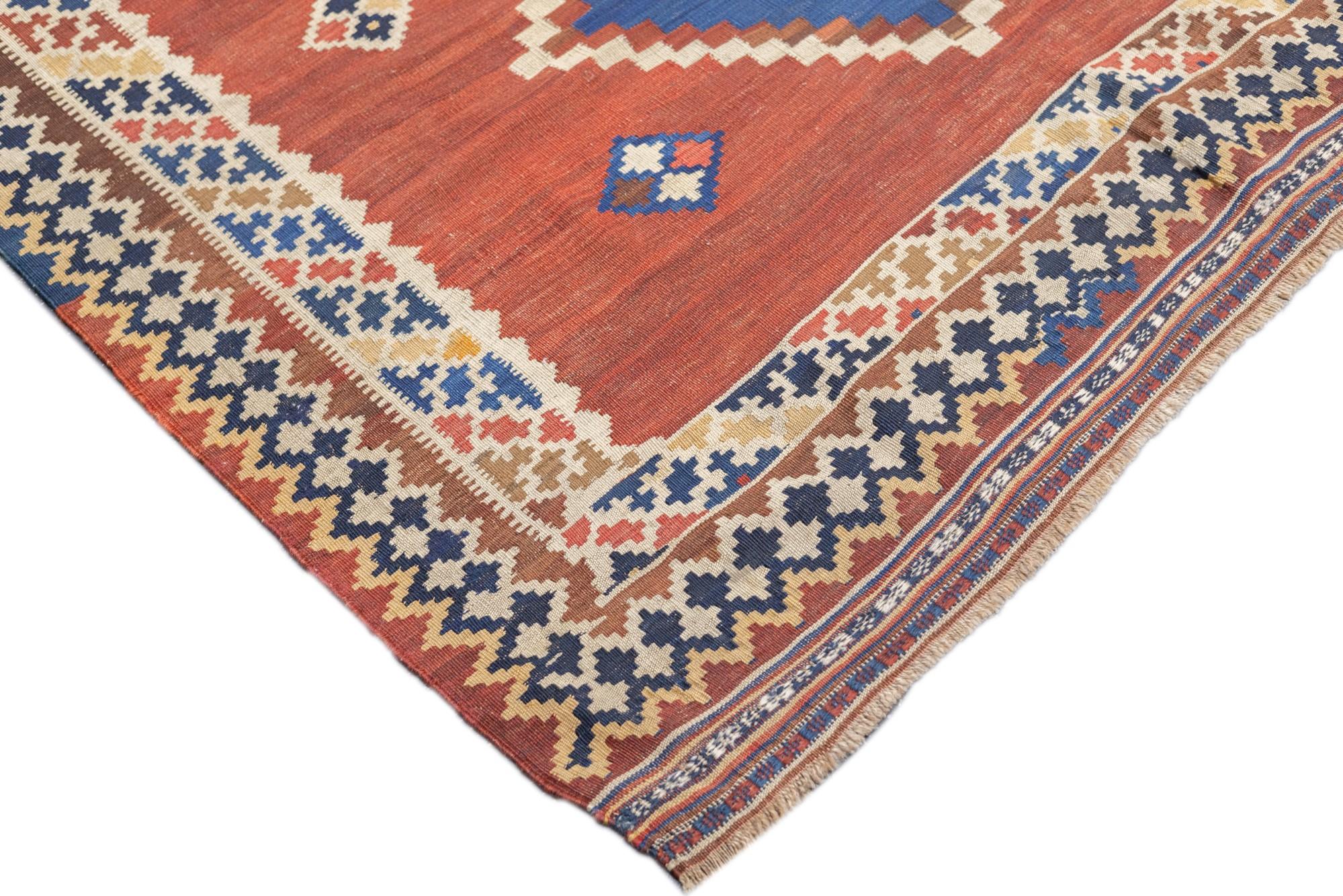 Antiker Qashqai-Teppich 5'3'' x 7'10'' (Handgeknüpft) im Angebot