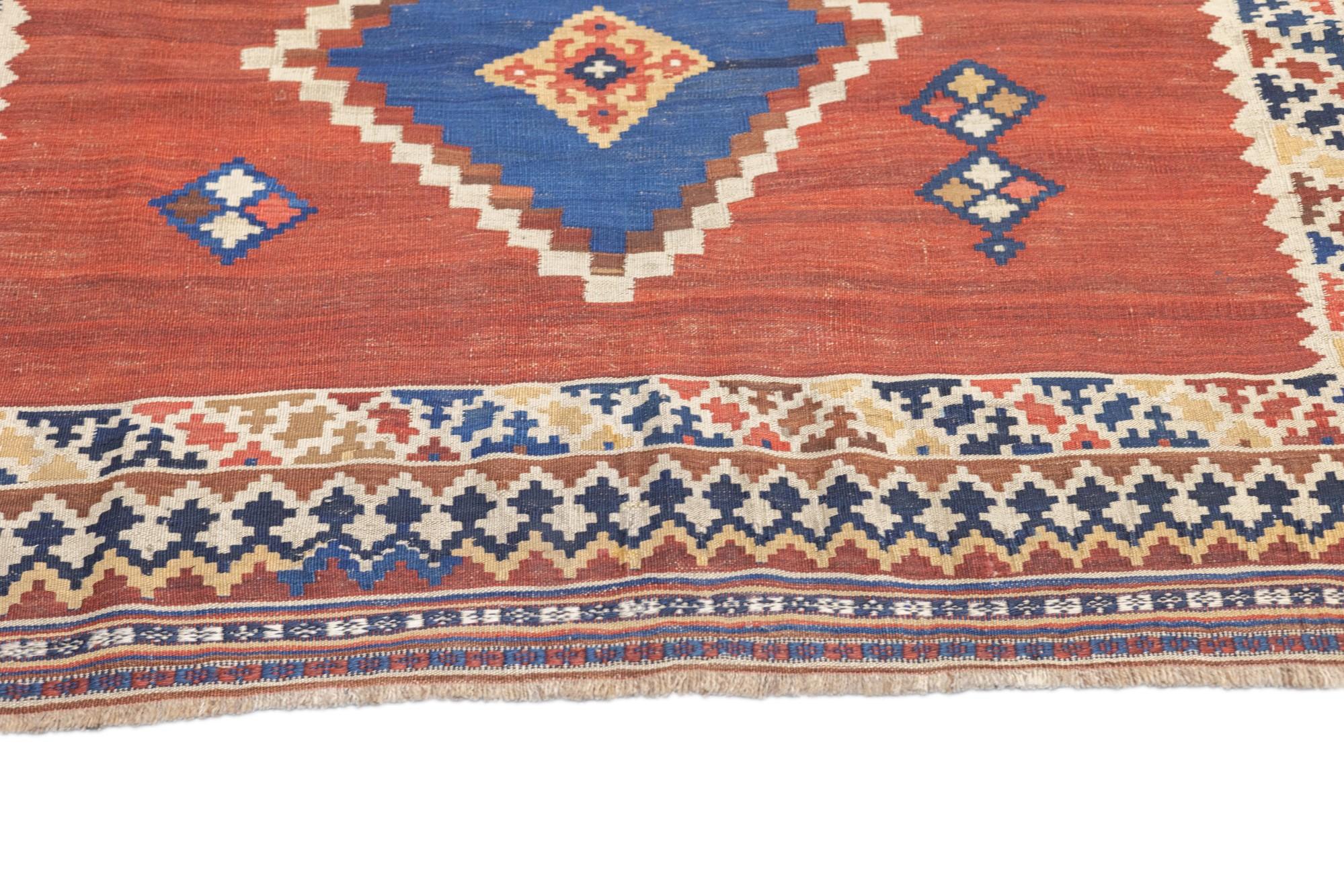 Antiker Qashqai-Teppich 5'3'' x 7'10'' im Zustand „Gut“ im Angebot in New York, NY