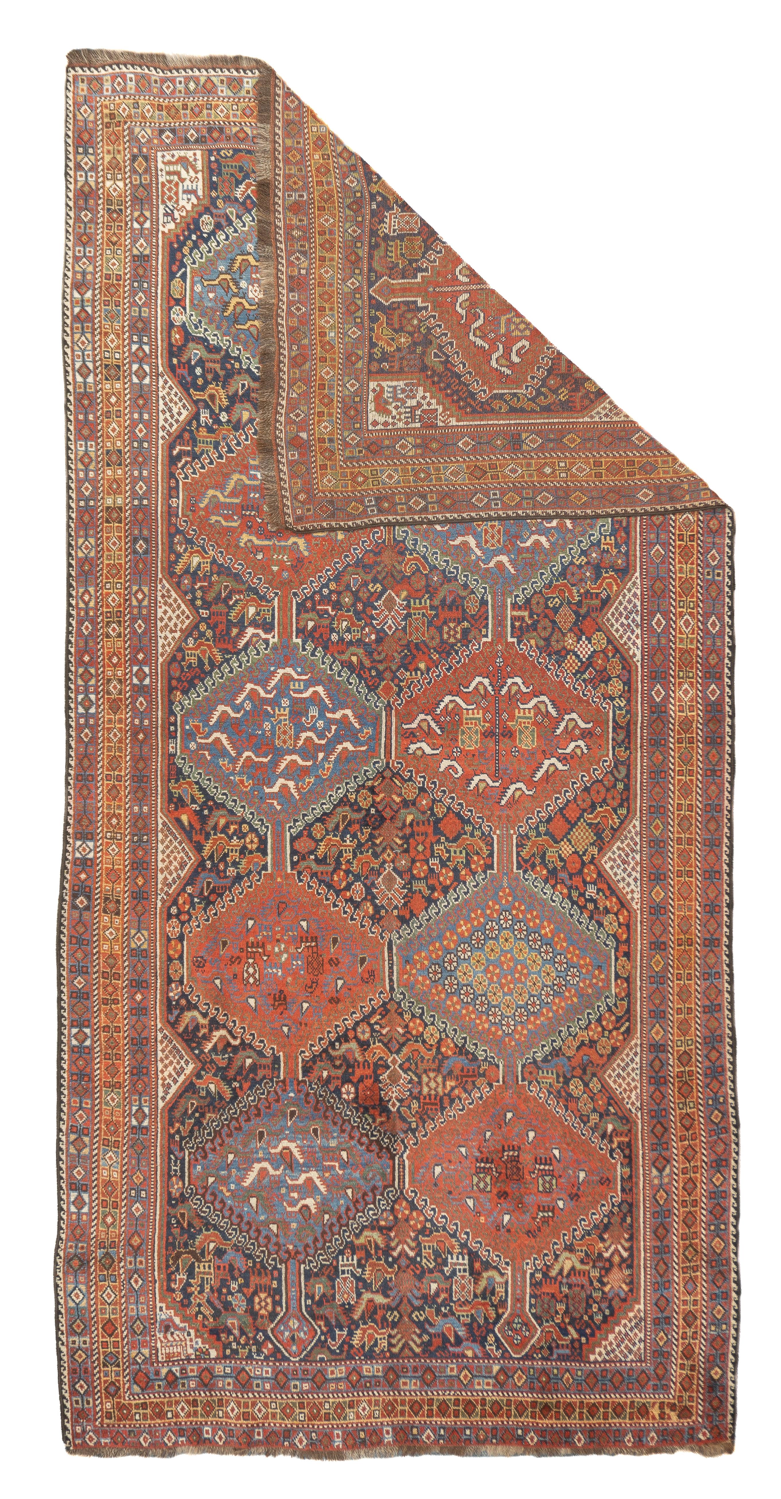 Antiker Gaschgai-Teppich 5'9'' x 11'8''. Das dunkelblaue Feld zeigt ein zweispaltiges Muster aus gepunkteten roten, hakenbesetzten Sechsecken, die mit zahlreichen einheimischen Hühnern verziert sind. Hühner, Blumen und Rosetten schmücken das Feld.