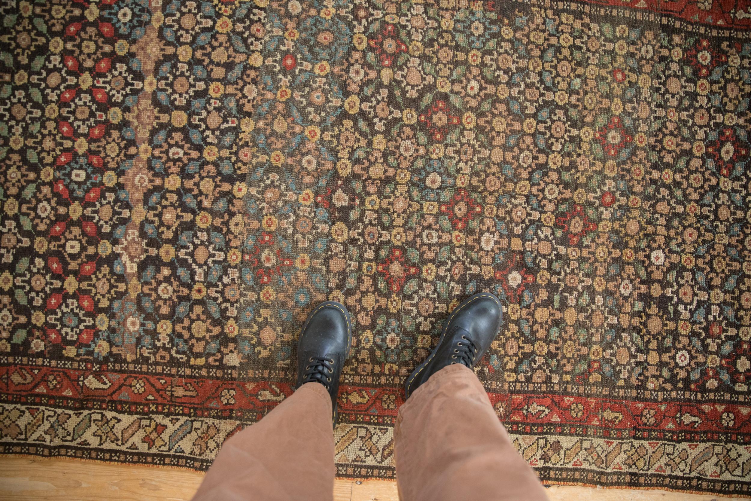 :: Ein Lori / Gaschgai-Gewebe mit einem allover bedeckten Feld in einem sich wiederholenden zentralen Blumenmuster und kleineren, vereinfachten, wolkenbandartigen, stilisierten Blumenarabesken. Umrahmt von einer kleinen Innenbordüre mit