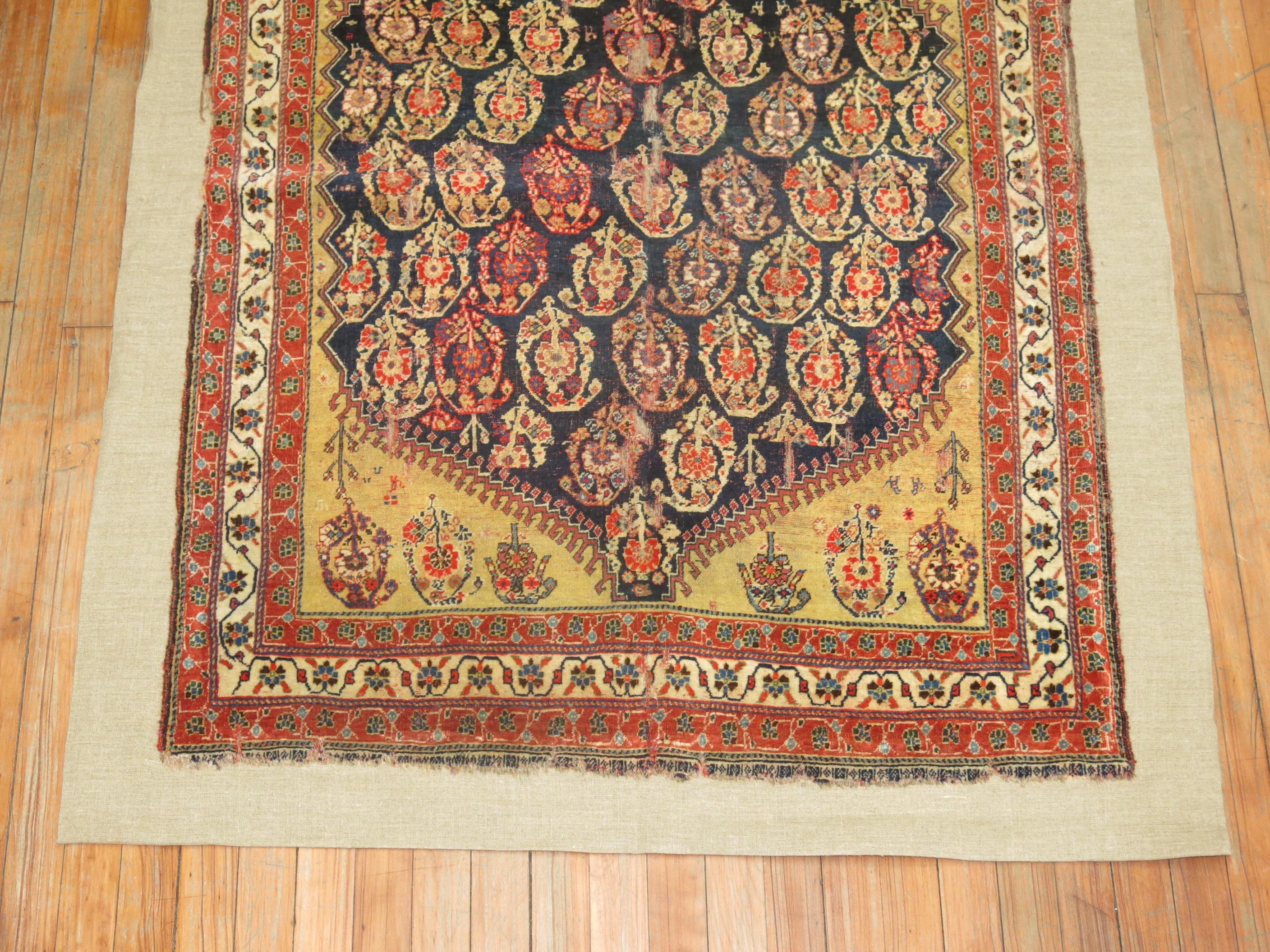 Ein persischer Gaschgai-Teppich aus dem frühen 19. Jahrhundert, der auf eine leinwandähnliche Unterlage genäht ist. Dieser Artikel kann sowohl als Wand- als auch als Bodenbelag verwendet werden. Sie kann auf Wunsch begangen werden.

3'6'' x 5'8''