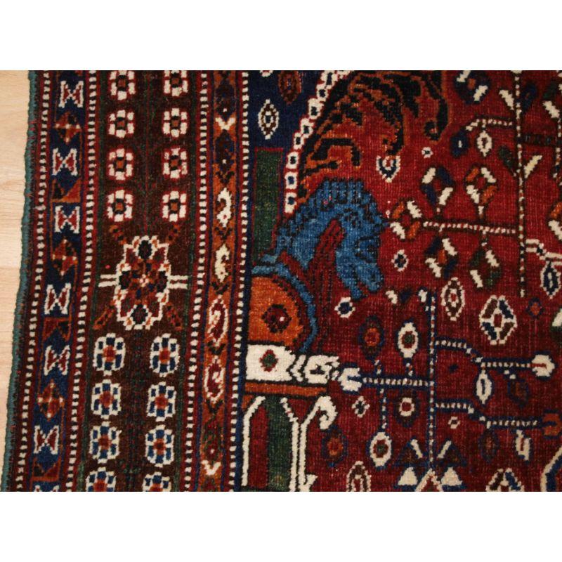 Antique Qashqai Rug with Classic Medallion Design and Superb Colour In Excellent Condition For Sale In Moreton-In-Marsh, GB