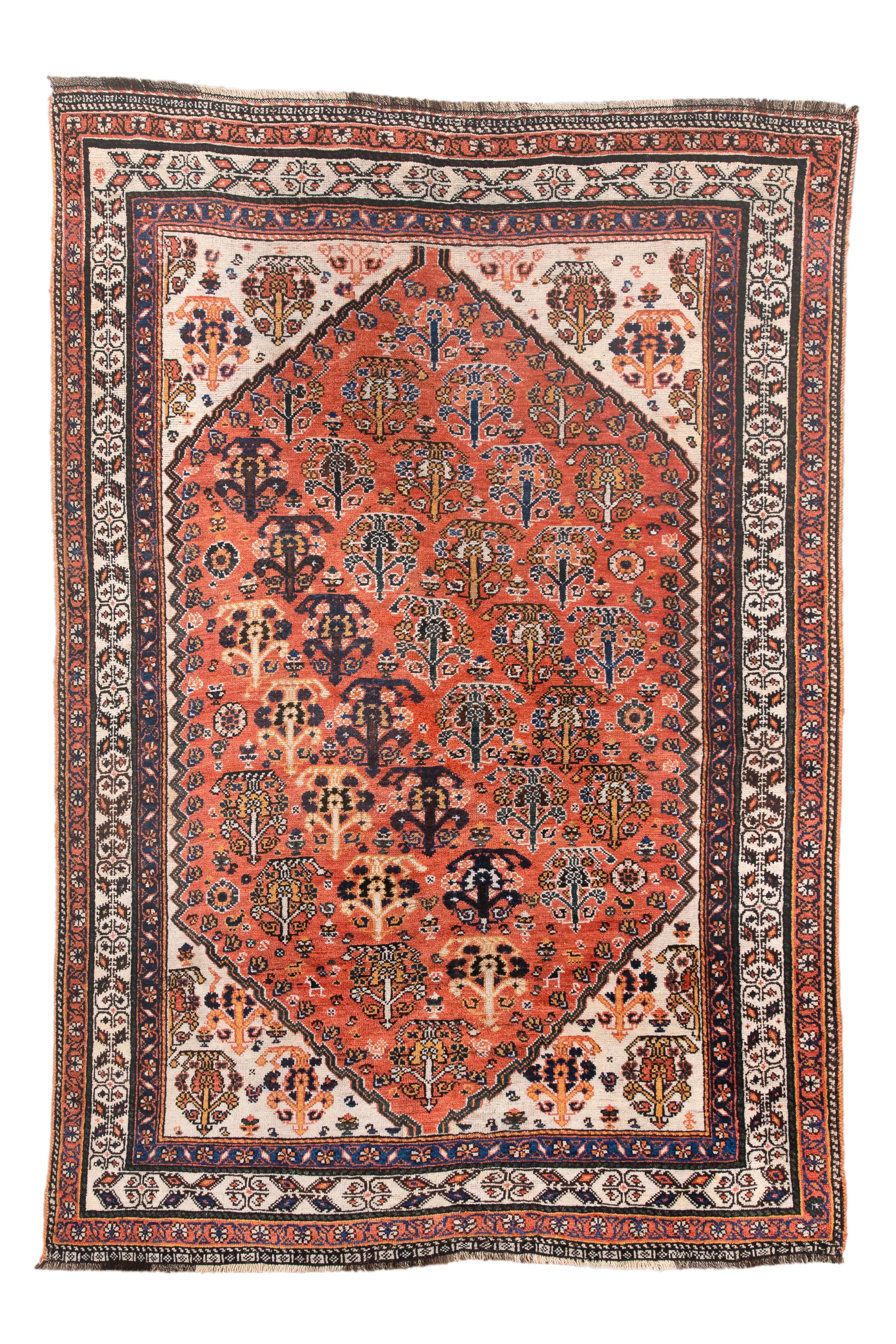Un tappeto Qashqai del 1920, dalle accattivanti tonalità arancio mandarino e marmo, presenta un bellissimo disegno Boteh. Realizzato a mano da abili artigiani della tribù Qashqai Tribe nella provincia iraniana di Fars, questo tappeto emana