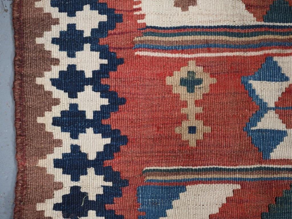 Antiker Qashqai-Stammes Kelim mit gebändertem Design, um 1900 (Stammeskunst) im Angebot